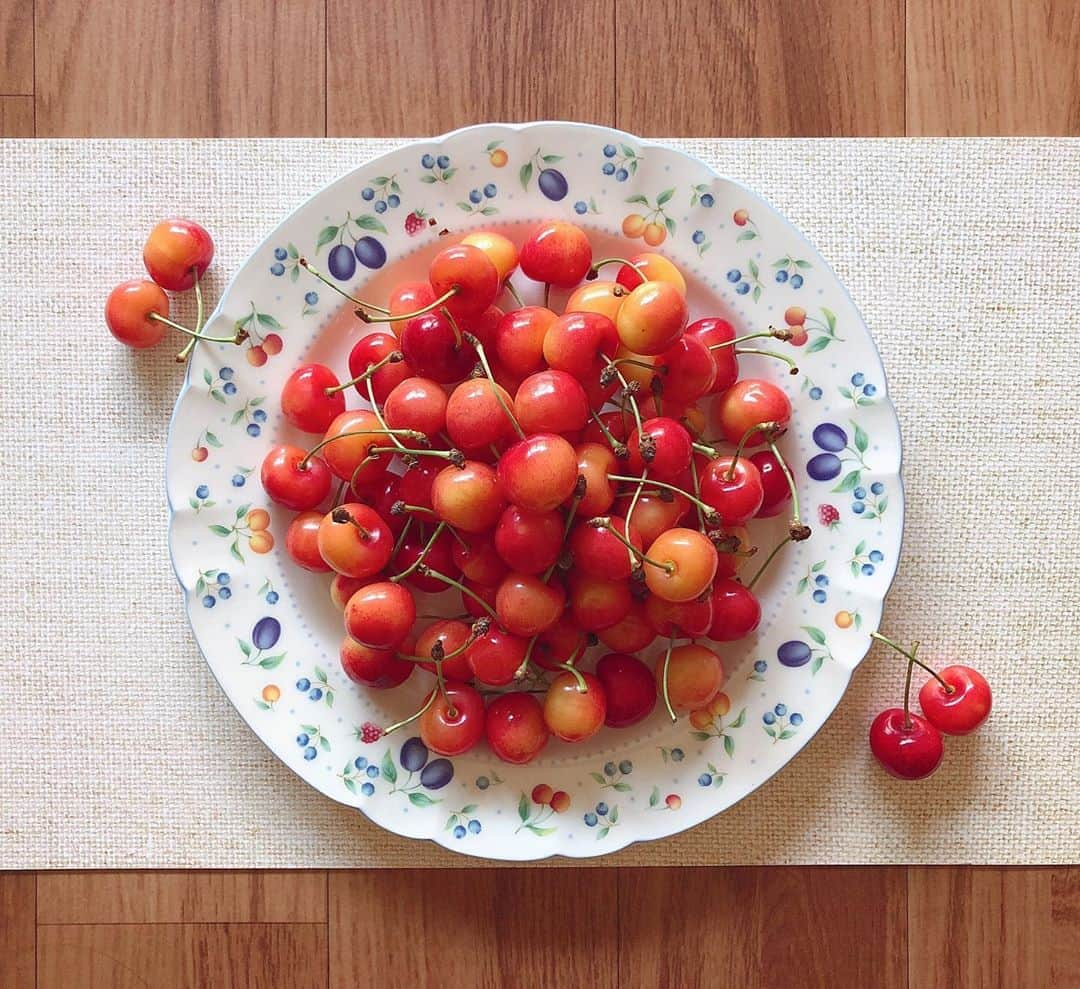 岩立沙穂さんのインスタグラム写真 - (岩立沙穂Instagram)「🍒 . ファームステイしたことのある 思い出の地、酒田市から届いた佐藤錦♡ とっても甘くて美味しかったです☺️ . 今年もさくらんぼの旬ですね☀️ 山形と言えばだだちゃ豆もたべたいな〜♪ . . #佐藤錦 #山形のさくらんぼ #酒田市 #水果 #6月 #yummy  #実はインスタを始めたばかりの頃に #頂いて#映えを目指して撮って #つまり2年ほど温めてた写真です🤭笑」6月13日 22時26分 - saho_iwatate104