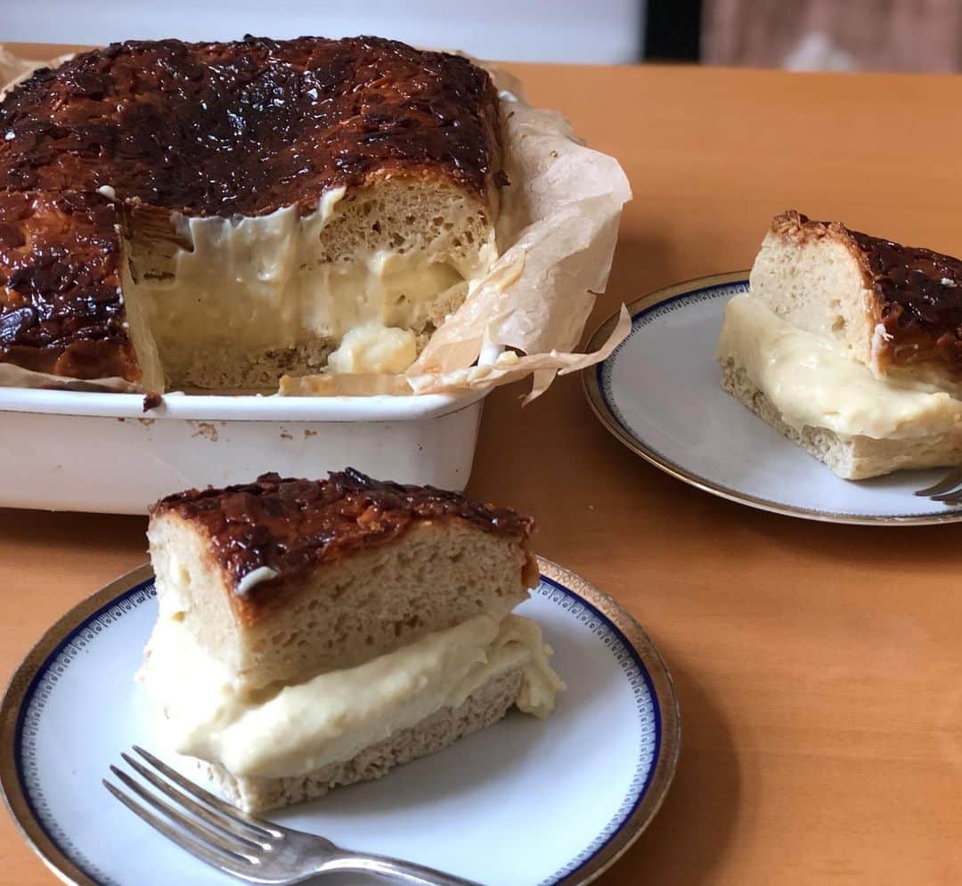 日登美さんのインスタグラム写真 - (日登美Instagram)「Weekend baking.My favorite German cake 🎂 #bienenstich 🤤  How can you resist😏? ドイツじゃケーキのない日常などあり得ない。 ましてや週末とあらば！ 大好きな老舗パン屋が改装したら、大好きなビーネシュティヒと呼ばれるこのケーキが商品から消えていた…無念。  と、なれば作るしかない、我が家の味を生み出すのだ！と初トライ。 やだ、これ、店のよりうまいじゃんて😳❤️ ちなみにクリームだけで1キロはあるよ。 生地は今流行の低温長時間発酵にしてみたよ。 で、総重量はまぁまぁ3キロ弱だからね。 ケーキ、て名前だけどだいたい発酵させたパンだからね。 これがドイツ流💪😂 #organic #cake #baking #bienenstich #germany #homemade #fermentation #berlin #food #hitomisküche #手作りおやつ #パン #ドイツのお菓子 #ガッツリ #発酵 #ベルリン #日登美」6月13日 22時28分 - hitomihigashi_b
