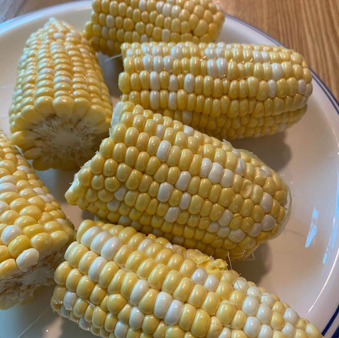 チン・ソヨンのインスタグラム：「처음먹어본 생초당옥수수 날것을 먹는다는게 믿기지않았다 #먹고기절#매우달콤한석류를먹는식감 #끝」