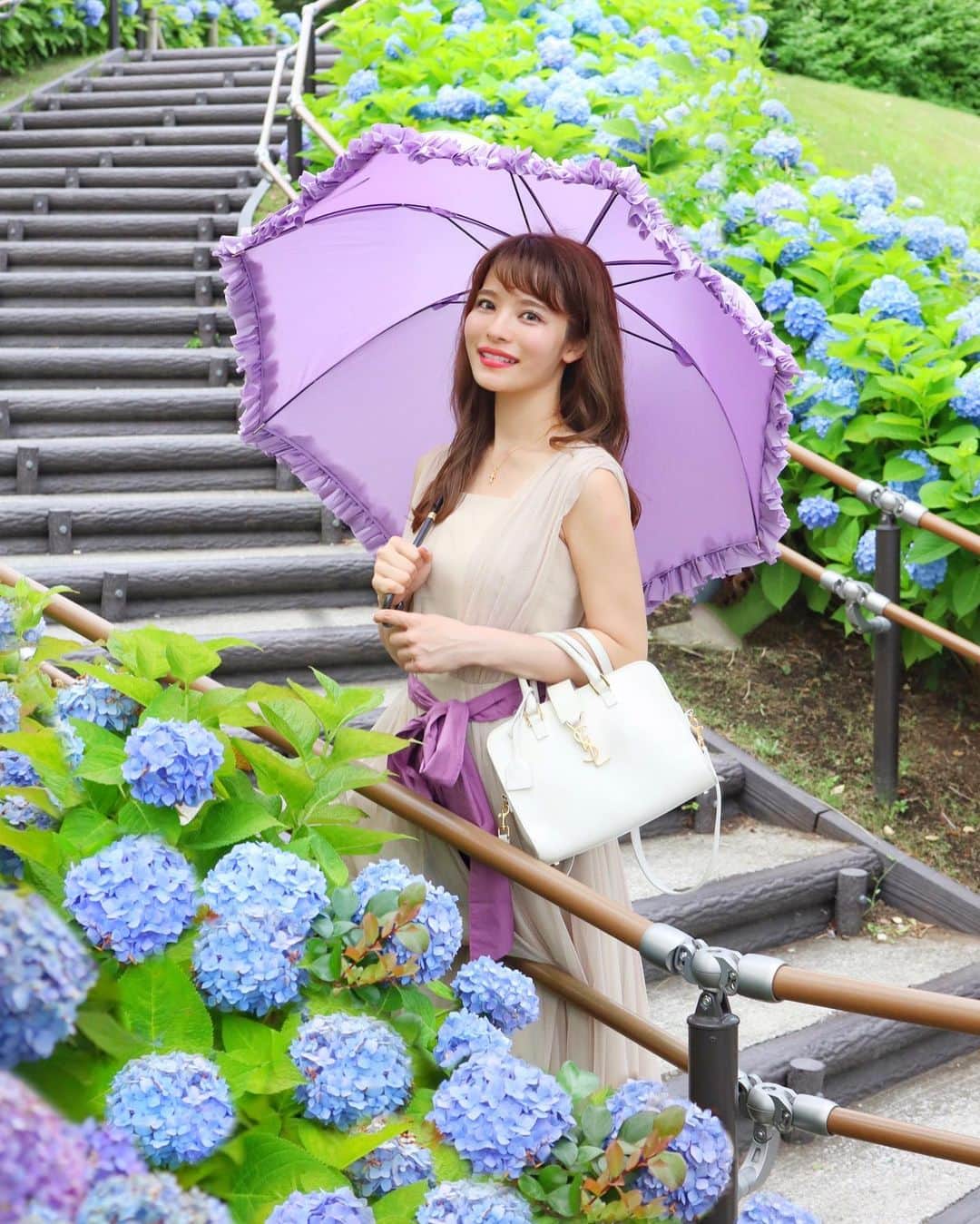 小沼瑞季さんのインスタグラム写真 - (小沼瑞季Instagram)「💠💜💠💜﻿ ﻿ ﻿ 今年もプロムナード公園の﻿ 紫陽花を撮りにきたよ📷💠﻿ ﻿ 都内で行きやすくて綺麗な紫陽花があるのは﻿ やっぱりここかなぁ〜🥰💕﻿ 東京テレポート駅からすぐの場所です🚶‍♀️﻿ ﻿ ﻿ ワンピースはcelfordのだよ👗﻿ チュールワンピで少しドレッシー💎💍﻿ パープルのリボンが目立って可愛い😍🎀💜﻿ ﻿ ﻿ ちなみに蚊はたくさんいるので﻿ 虫除け対策してね！！！🤬﻿ ﻿ ﻿ #odaiba#hydrangea#flowerpark#flowergarden#お台場#シンボルプロムナード公園#公園#紫陽花#紫陽花畑#あじさい#수국#celford#セルフォード#maisondefleur#メゾンドフルール#八仙花#花のある暮らし#花のある生活#メゾンドフルール#フルール#傘#みいきコーデ」6月13日 22時34分 - mizukikonuma