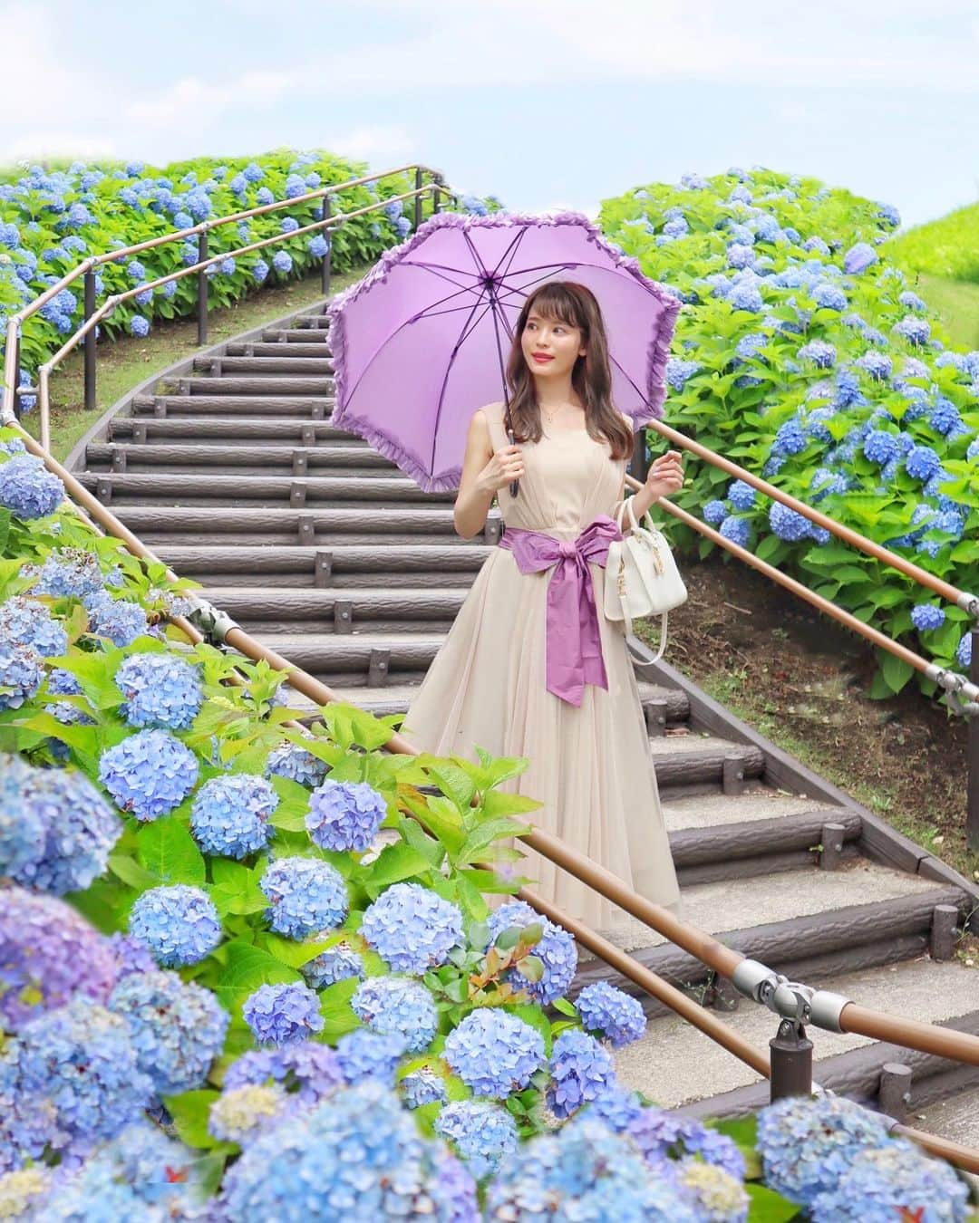 小沼瑞季さんのインスタグラム写真 - (小沼瑞季Instagram)「💠💜💠💜﻿ ﻿ ﻿ 今年もプロムナード公園の﻿ 紫陽花を撮りにきたよ📷💠﻿ ﻿ 都内で行きやすくて綺麗な紫陽花があるのは﻿ やっぱりここかなぁ〜🥰💕﻿ 東京テレポート駅からすぐの場所です🚶‍♀️﻿ ﻿ ﻿ ワンピースはcelfordのだよ👗﻿ チュールワンピで少しドレッシー💎💍﻿ パープルのリボンが目立って可愛い😍🎀💜﻿ ﻿ ﻿ ちなみに蚊はたくさんいるので﻿ 虫除け対策してね！！！🤬﻿ ﻿ ﻿ #odaiba#hydrangea#flowerpark#flowergarden#お台場#シンボルプロムナード公園#公園#紫陽花#紫陽花畑#あじさい#수국#celford#セルフォード#maisondefleur#メゾンドフルール#八仙花#花のある暮らし#花のある生活#メゾンドフルール#フルール#傘#みいきコーデ」6月13日 22時34分 - mizukikonuma