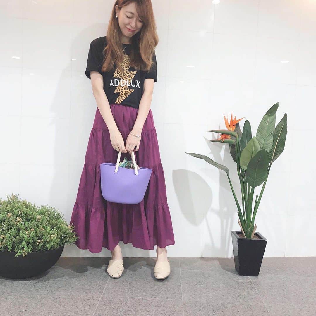 菊池かなこのインスタグラム：「. 雨の日用のバッグ☔️ @floco_official 触り心地も良くて カラフルなインナーバッグも可愛い🎶 . . 👚 @addlux_tokyo #addlux . . ୨୧┈┈┈┈┈┈┈┈┈┈┈┈┈┈┈┈┈୨୧ #FLOCO #ミニトートバッグ #シリコンバッグ #サマーバッグ #シリコントート #pr #コラボベース」