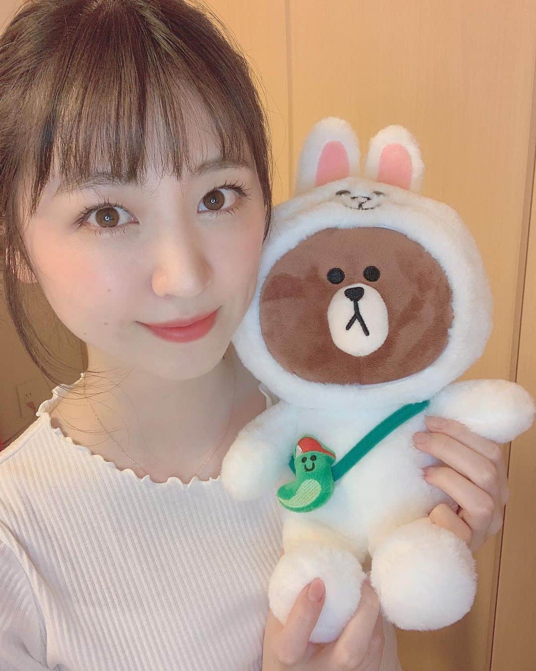 船岡咲のインスタグラム：「・﻿ ・﻿ ○﻿ ﻿ ﻿ ﻿ LINE LIVEさんから﻿ 届きました❤︎﻿ ﻿ ブラウン🐻が、コニー🐰をかぶって﻿ エドワード🐛のカバン持ってて、﻿ 可愛すぎるんです〜〜。﻿ ﻿ 皆様日頃からたくさん応援してくださり﻿ ありがとうございます。﻿ ﻿ ﻿ 今後ともよろしくね〜！」