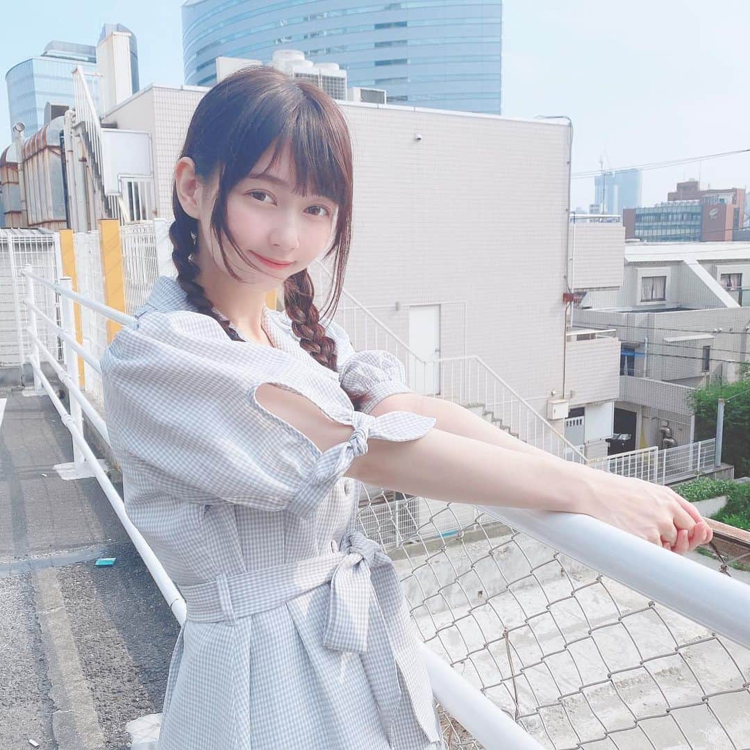 金久保マユ（ぼんぼん）のインスタグラム：「土曜日お疲れ様でしたー！ 今日もYouTubeアップしてるのでぜひ見てください🤤💗 . . 最近は三つ編みにハマってます🥰 巻かなくていいし、時短でよき◎ . . . . . . . . #春夏コーデ#夏コーデ#ワンピース#ワンピ#きょコ#美意識向上#かわいい#水色#ゆめかわいい#量産型オタク#量産型コーデ#作品撮りしたい#金曜日#YouTube#TikTok#自撮り女子#三つ編み#三つ編みアレンジ#ゆるふわ#ロケ#ポートレート#カメラ好きな人と繋がりたい #love#follome#animegirl#photography#スニーカー#NIKE#ランニングシューズ#笑」