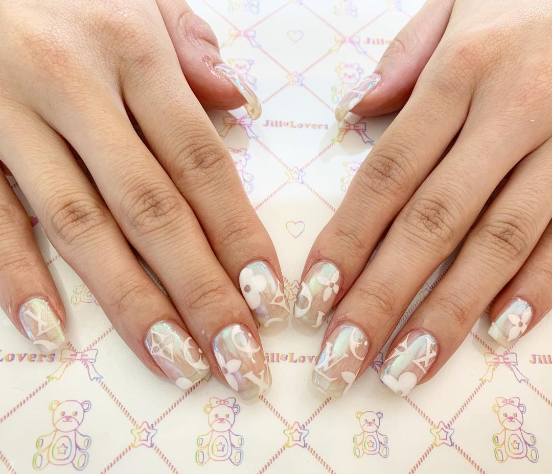 Jill&Loversのインスタグラム：「オーロラ×LV🌼  #jillandlovers #nail #nailart #paragel #gelneil#gel #ネイル #ネイルアート #me #look #love #かわいい」