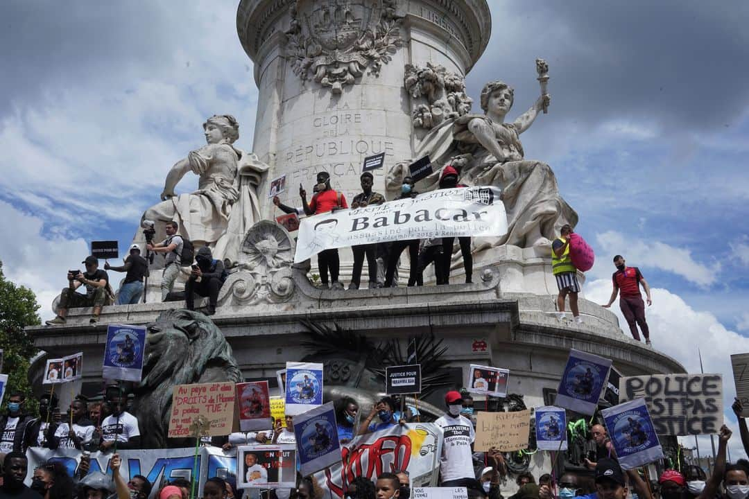 ルモンドさんのインスタグラム写真 - (ルモンドInstagram)「Des manifestations sont organisées samedi 13 juin dans plusieurs villes de France contre le racisme et les violences policières. Le plus gros rassemblement est attendu à Paris, à l’appel du Comité Adama, du nom d’Adama Traoré, jeune homme noir mort en juillet 2016 après son interpellation par la gendarmerie en banlieue parisienne. La mobilisation a lieu dans un contexte de tension entre les forces de l’ordre et le ministre de l’intérieur. Christophe Castaner s’est attiré les foudres de la profession en proposant une série de mesures et en demandant des suspensions systématiques pour « chaque soupçon avéré d’actes ou de propos racistes ». Il a dû revenir sur ces propos jugés maladroits, mais souhaite toujours l’interdiction des techniques d’étranglement lors des interpellations. - 1, 2 : Place de la République, au début du rassemblement du 13 juin. 3 :  Orlane, 22 ans, est venue Drancy. C’est la première manifestation de sa vie, hormis, il y a quelques années, le blocus de son lycée. A côté d’elle, Maureen, 22 ans aussi, venue de Chelles, qui manifeste également pour la première fois. - Photos : Agnes Dherbeys (@agnes_dherbeys) / MYOP (@agence_myop) #PourLeMonde - 3 : Mamadou Marega, 29 ans, Job Doruilma, 27 ans, et Baba Dabo, 27 ans, ont, tous les trois, grandi à Clichy-sous-Bois (93). Pour eux, Assa Traoré, c’est “notre grande sœur”, disent-ils en choeur. 5 : Assa Traoré donne une conférence de presse au début de la manifestation, le 13 juin. 6 : La manifestation à Paris. - Photos : Benjamin Girette (@benjamingirette) #PourLeMonde - #AdamaTraore #BlackLivesMatter」6月13日 22時51分 - lemondefr