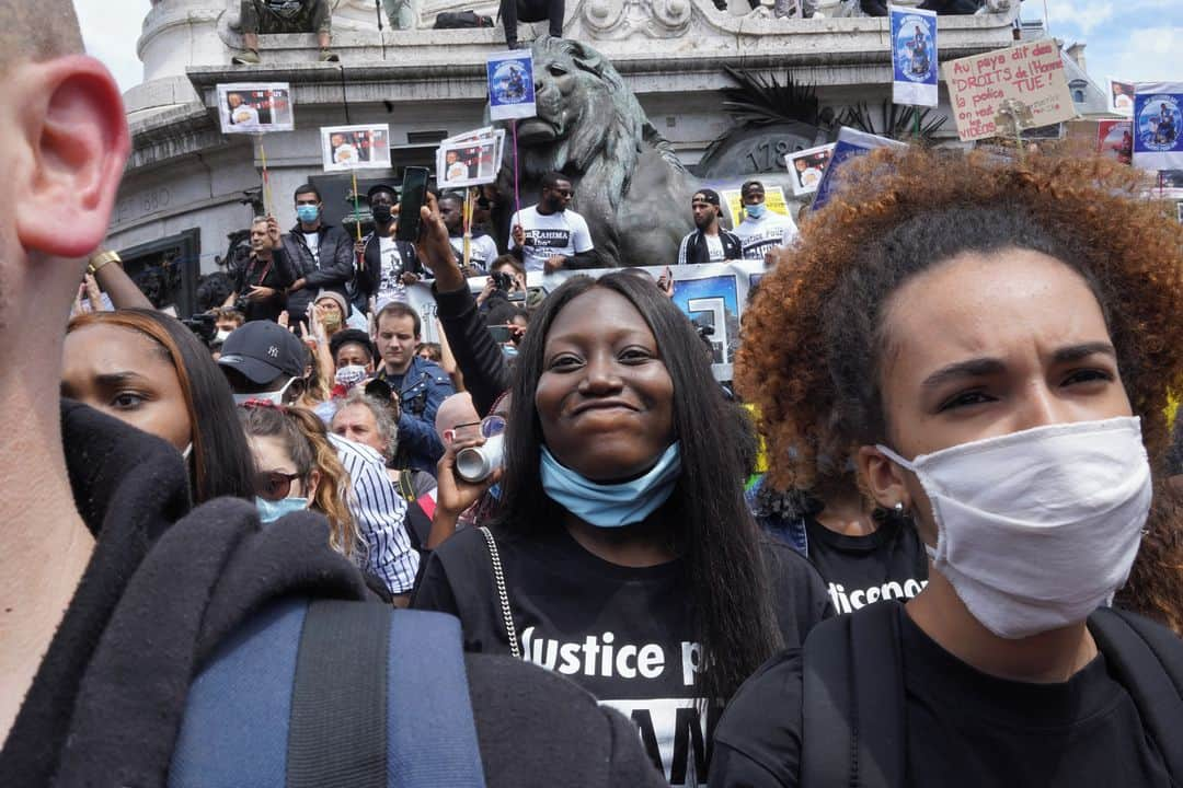 ルモンドさんのインスタグラム写真 - (ルモンドInstagram)「Des manifestations sont organisées samedi 13 juin dans plusieurs villes de France contre le racisme et les violences policières. Le plus gros rassemblement est attendu à Paris, à l’appel du Comité Adama, du nom d’Adama Traoré, jeune homme noir mort en juillet 2016 après son interpellation par la gendarmerie en banlieue parisienne. La mobilisation a lieu dans un contexte de tension entre les forces de l’ordre et le ministre de l’intérieur. Christophe Castaner s’est attiré les foudres de la profession en proposant une série de mesures et en demandant des suspensions systématiques pour « chaque soupçon avéré d’actes ou de propos racistes ». Il a dû revenir sur ces propos jugés maladroits, mais souhaite toujours l’interdiction des techniques d’étranglement lors des interpellations. - 1, 2 : Place de la République, au début du rassemblement du 13 juin. 3 :  Orlane, 22 ans, est venue Drancy. C’est la première manifestation de sa vie, hormis, il y a quelques années, le blocus de son lycée. A côté d’elle, Maureen, 22 ans aussi, venue de Chelles, qui manifeste également pour la première fois. - Photos : Agnes Dherbeys (@agnes_dherbeys) / MYOP (@agence_myop) #PourLeMonde - 3 : Mamadou Marega, 29 ans, Job Doruilma, 27 ans, et Baba Dabo, 27 ans, ont, tous les trois, grandi à Clichy-sous-Bois (93). Pour eux, Assa Traoré, c’est “notre grande sœur”, disent-ils en choeur. 5 : Assa Traoré donne une conférence de presse au début de la manifestation, le 13 juin. 6 : La manifestation à Paris. - Photos : Benjamin Girette (@benjamingirette) #PourLeMonde - #AdamaTraore #BlackLivesMatter」6月13日 22時51分 - lemondefr