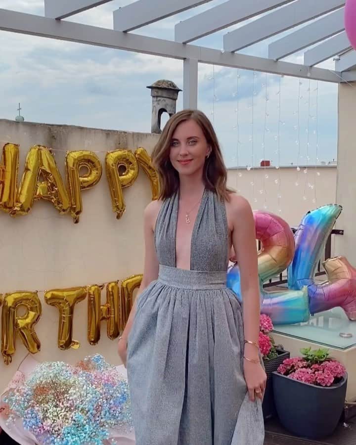 バーボラ・コディトヴァのインスタグラム：「Birthday girl 🌟 thank @zuzanalesakcerna_designer for my dress & @lepeonia for my flowers 🍾」