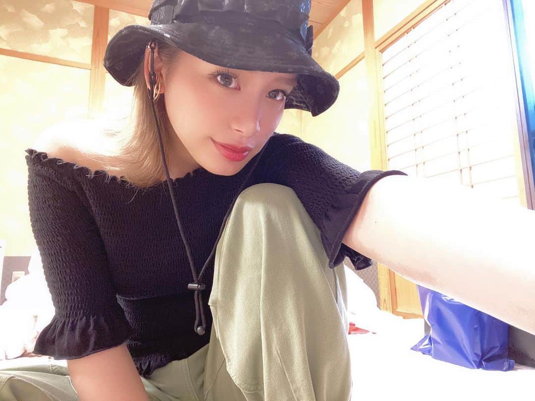 acaneのインスタグラム：「・ @newerajapan の帽子 #サファリハット ていうのかな？ 名前よーわからんけどばりかわいい☺️笑 ・ ・ #たろ服 #帽子好き」