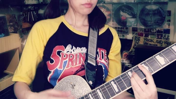 辻詩音のインスタグラム：「辻詩音の大妄想ドラマ日曜劇場 #リモガ、明日きっと最終回です！(きっと..多分...)📺 23:00〜辻詩音のYouTube内で放送。みんなぜひ観てください！ 「辻詩音謝罪会見」の中にリモガ総集編もあるので、まだ観たことない方もこれさえ観ておけばきっと話分かるはず！ ステイホーム期間に、自分で始めた遊びですが、やっているうちに本気になってしまい、編集も真剣にやり出して追いつめられたりもして笑 でも毎度、こんな遊びをみんなが観てくれて頑張れました。 どんなに好きなことでも、毎週やるのってすごい大変なんだね。 私だけかな？本当に続けることが苦手だから、一人で誰にも見せず遊んでるだけならとっくに1話で終わってたかもしれない笑 自分の活動もそうだなぁ。 いつもありがとう！  #リモートガール #リモガ #日曜劇場 #リモートドラマ #music #guitargirl #研究さん #シオネム #辻詩音 #ラブちゃん #ルナ」