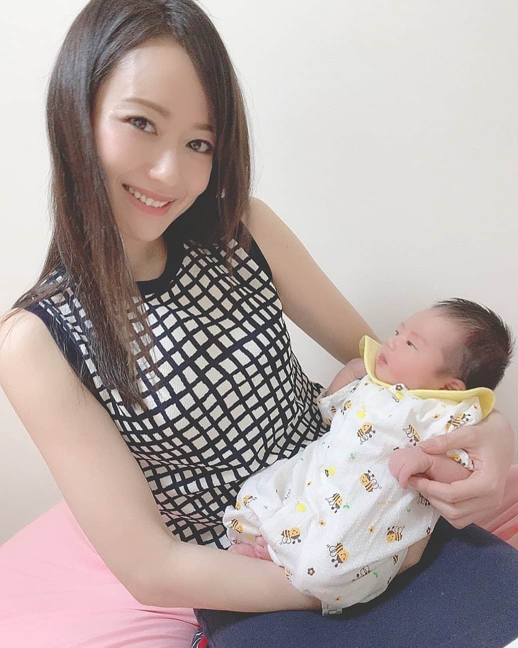 吉山りささんのインスタグラム写真 - (吉山りさInstagram)「ブログにも載せましたが 極秘出産しました👶🏻🍼💞😂（笑） ✨  #吉山りさ  #赤ちゃん  #ママ  #新生児  今の #ベビーカー って軽いけど高い😂 #沐浴 さっきしました #🛀🏻 #🛁 #baby  #love  #ママモデル #today  #instababy  #Instagram #happy  #smile 💕💕💕」6月13日 23時01分 - oreorerisa