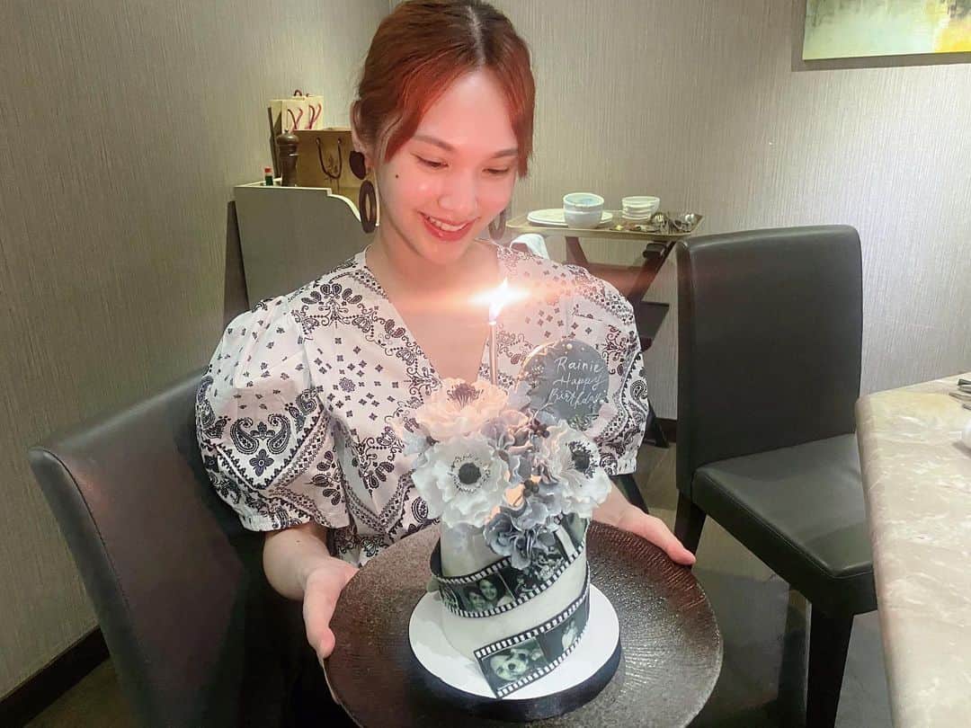 レイニー・ヤンのインスタグラム：「我們幾個高中同學好久沒合體了（包括鴻升手機上的那位😆）今天吃飽聊好，最後大家還替我來個驚喜慶生，很感動🥺 1999年認識到現在，21年了，時間過得好快，長久的緣分不容易，要珍惜❣️」