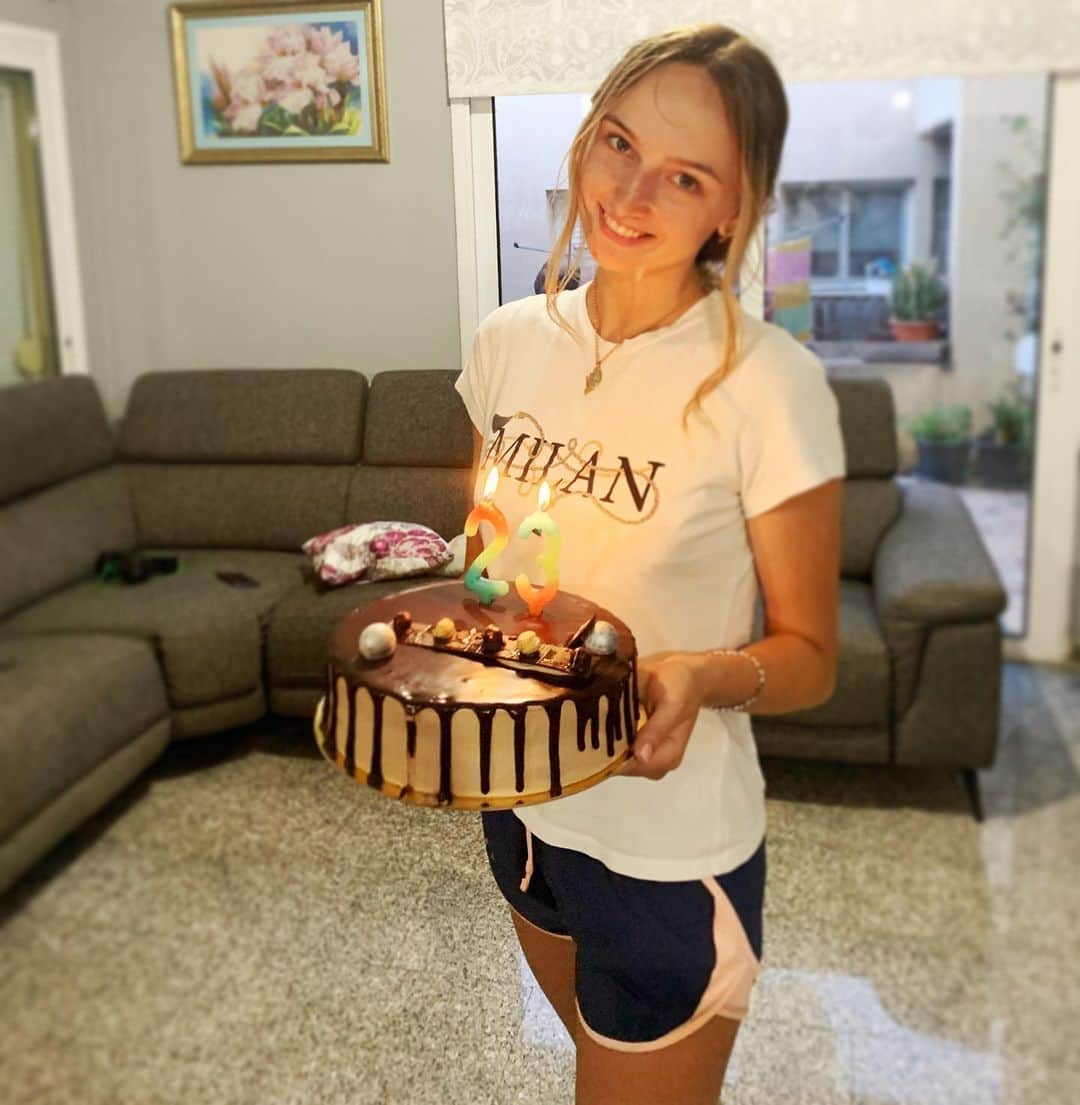マリナ・デュランダのインスタグラム：「Special thanks to each and everyone that took the time to wish me a Happy Birthday yesterday! May all of us have good health, happiness and success in this “crazy” period of time.」