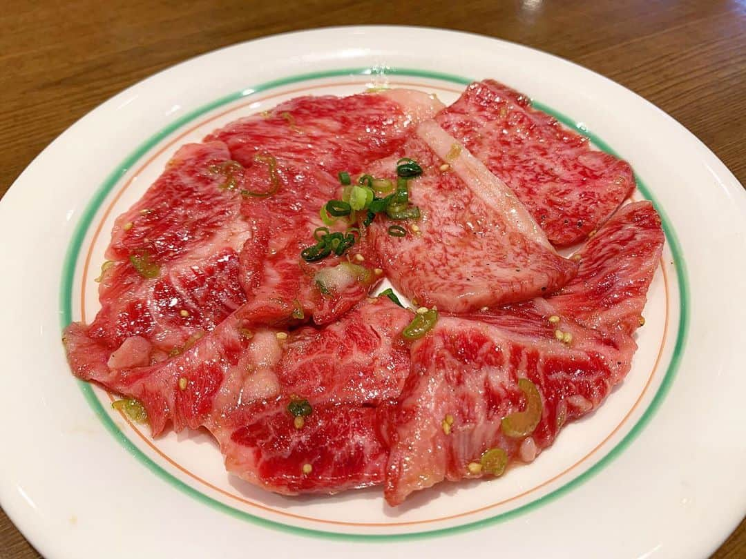 Yukaさんのインスタグラム写真 - (YukaInstagram)「鶯谷園 - ちょっと前に久々の焼肉食べに行った 予約取るの難しいからなかなか行けないけど、彼が予約取ってくれた🥺 特上系すぐ売り切れるから電話で取り置きした☎️ - 特上ランプ焼 特上カルビ 特上ロース 特上タン 焼きユッケ ハラミ カルビ キムチ盛り合わせ サンチュサラダ こだわり生卵 ニンニク焼き - とにかく肉の脂が凄い！甘みのある脂が最高 普段あまり脂多い肉好きじゃないけど、特上ロースを口に入れた瞬間に溶けた🥺 焼肉とご飯の組み合わせマジ最高に美味しかった 2人でいっぱい食べていっぱい飲んで、1人当たり¥5000ぐらい 衝撃的なコスパ👍🏻ビックリした🤩 - 前陣子男友預約了我一直很想吃的燒肉 還事前電話預訂了幾種比較容易賣完的品項 雖然平常不太愛油花很多的肉 可是久久吃一次覺得好好吃 佈滿油花的肉真的是入口即化🥺 又會不自覺大口大口扒飯吃，好罪惡可是好幸福 男友好像很怕我餓著，從頭烤到尾，肉都還沒吃完就一直遞給我 真的是飽到天靈蓋，兩個人吃到好撐一個人才五千初，超級高CP值，推推👍🏻 #yakiniku#japan#uguisudani#japanfood#food#foodgram#foodstagram#gourmet#グルメ#鶯谷園#鶯谷グルメ#鶯谷ディナー#焼肉#焼き肉#食べログ#食べログ高評価#食べログ百名店#東京#最高#コスパ#特上ランプ焼#特上ロース#グルメ部#グルメ女子#飯テロ」6月13日 23時14分 - loveyuka06