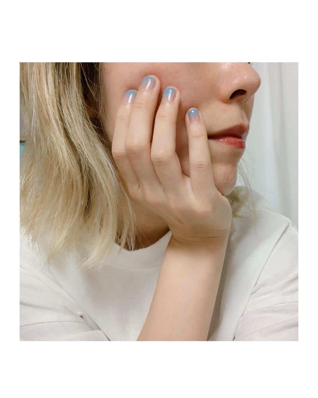 SHOCOのインスタグラム：「3回目でやっとコツを掴んだ#セルフネイル#ジェルネイルセルフ　なんか手の角度が変」