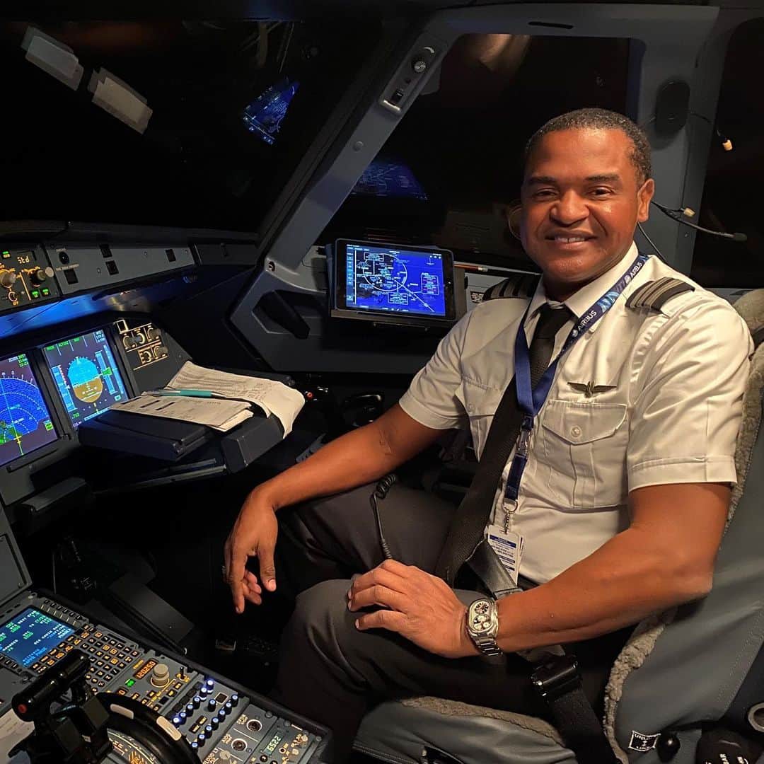 アメリカン航空のインスタグラム：「From the Reservations desk to the flight deck, #AATeam First Officer Owen Cotto Vitiello has lived his life with passion. Watch Owen's story unfold in our highlights. #PrideMonth」