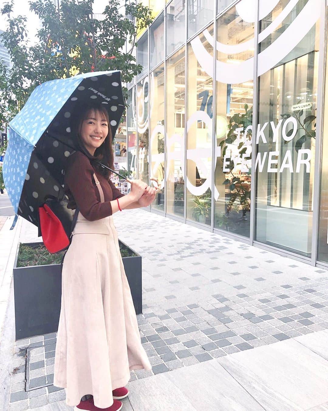 うえむらちかのインスタグラム：「梅雨の季節になりましたね☔️﻿ ﻿ お気に入りの傘で﻿ 気分を晴れさせよっ☀️﻿ ﻿ #雨の日コーデ﻿ ﻿ #umbrella ☞ @thinkbee_official  #tops ☞ @rirandture_official  #skirt ☞ @cocodeal_official  #bag ☞ @paulsmithjapan  #shoes ☞ @allbirdsjapan ﻿ ﻿ #晴雨兼用﻿ #梅雨 #梅雨コーデ #coordinate﻿ #cocodeal #allbirds #paulsmith  #thinkbee #casanova」