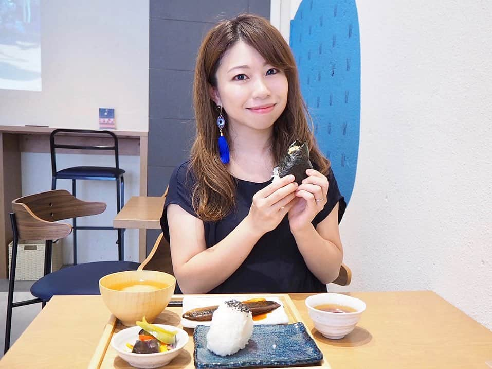 こままりえさんのインスタグラム写真 - (こままりえInstagram)「✴︎ onigiri🍙 . おにぎり大好き〜😘🍙 4月1日にNEW OPENした 手作りおにぎりが美味しくてほっこり気分になれる 「米処 穂 東京日本橋人形町店」へ行って来ました😊 . 私が頼んた #さばのみそ煮定食 は 大好きなサバ味噌にプラスして  塩むすび＋好きなおにぎり＋お惣菜小鉢＋お味噌汁と とってもボリューム満点💮 お母さんの味に近くて癒される😋👏 . 米処 穂 @akafujimind は明治35年から続く 米穀業界の最大手、株式会社神明が手掛ける #手作りおにぎり の直販店🍙✨ 店員さんの笑顔が印象的でした🤗 . おにぎりの専門店だけあって 毎日精米したて、ガス羽釜炊き、炊き立て、シーガルフォーの安心安全なお水で握りたてを提供✨🍙 こだわり具材も美味しくって おむすびって奥が深いなぁって感じました😋✨ . 物販コーナーにはおいしい玄米や お好きな分搗き精米、飲める米糠などもあって とても充実してたから 今度お買い物も楽しみたいなぁ😌🌾 . #米処穂 #こめどころみのり #おにぎりカフェ #おにぎり #おにぎり #おにぎり専門店 #人形町ランチ #日本橋ランチ #おにぎりランチ #おにぎり屋 #ランチ #イートイン #テイクアウト #おむすび #塩むすび #さば味噌 #さばの味噌煮 #お味噌汁 #おひとりさまランチ」6月13日 23時24分 - komamarie