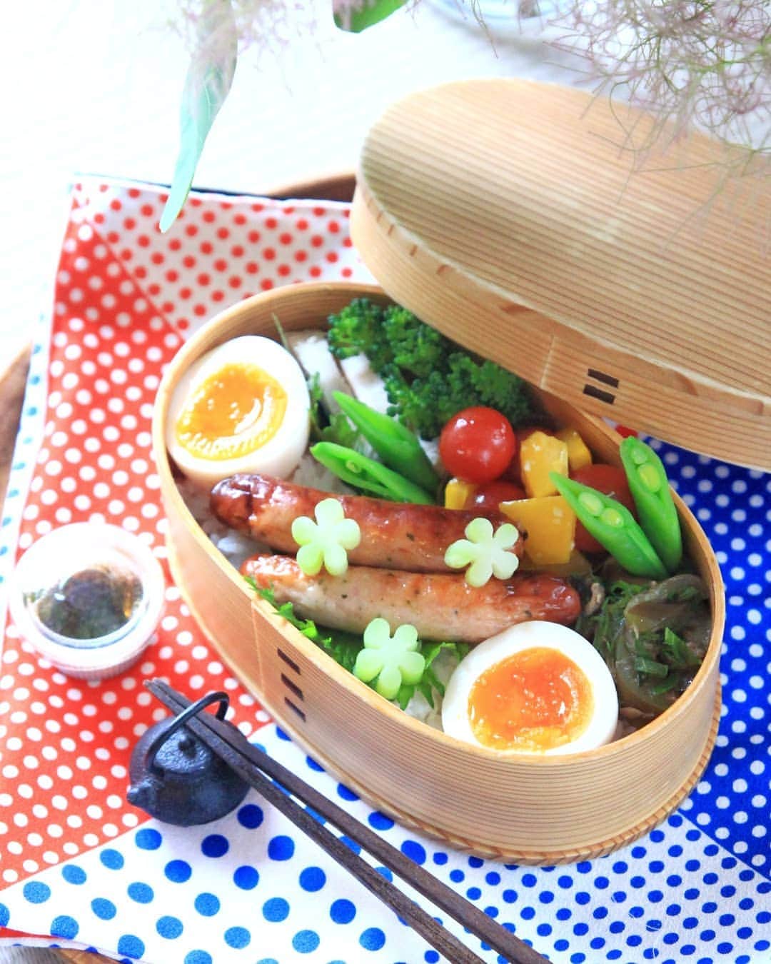Satomiさんのインスタグラム写真 - (SatomiInstagram)「. 2020.6.13* . 先日のお弁当。 +よだれ鶏 +ハーブウインナー +半熟卵 +蒸し茄子のツナ缶和え +プチトマトとパプリカの塩麹マリネ +ブロッコリー +スナップえんどう . 最近、思いつきで色々和えてみるのがマイブーム。 素材もだけど調味料もその時の気分で。 まぁだいたい何となく美味しく出来るもので、 私もベテラン主婦の域に達してきたかしら～。 いや、まだまだ中堅ってとこか😅 母もこうしてよく思いつきで料理してたなーと そんなことをふと思い出したりします。 似た者同士の #O型親子 。 . この風呂敷、以前 @karinhonpo2951 様から いただいたもので、おかめ＆ひょっとこ。 なはずなのですが･･････💦💦 どう見ても結び方間違えてる！！ 特にひょっとこね。 あれ？違うなぁと思いつつ、時間なくて諦めた。 ちゃんとした結び方見て、あぁ～！ってなったわ😂 今度は正しく結べるようにしておこう。 ちゃんと結んで、改めてお披露目します(笑) . . #わっぱ #わっぱ弁当 #さとみ弁当 #おひるごはん  #フーディーテーブル #クラシル #マカロニメイト  #ロカリ #キッチングラム #おうちごはんlover  #オベンタグラム #豊かな食卓 #旦那弁当 #娘弁当  #作って食べてありがとう #おかめとひょっとこ  #instafood #wp_deli_japan #iegohanphoto  #lin_stagrammer #obento #lunchbox #igersjp . .」6月13日 23時25分 - satomi614