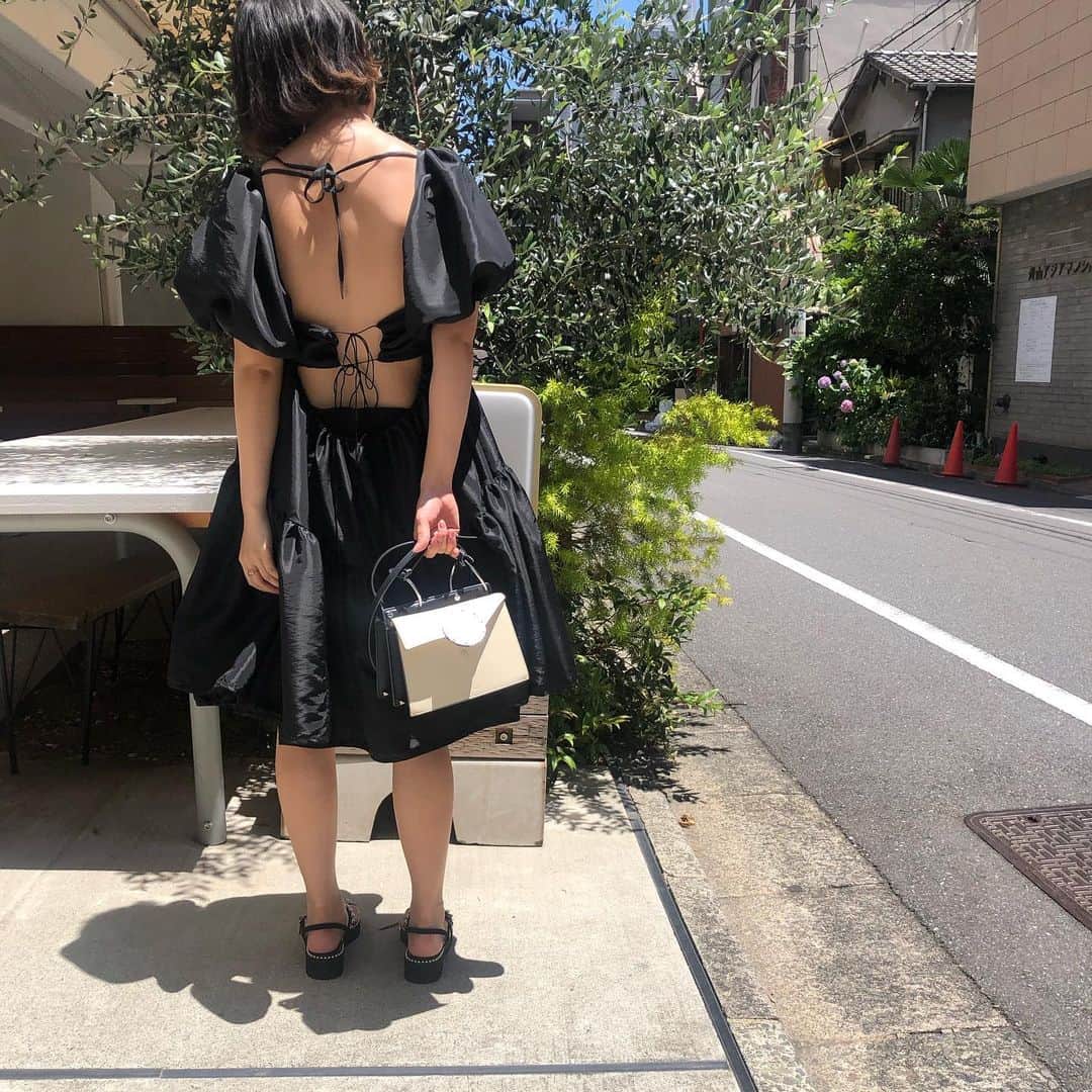 azのインスタグラム：「やっぱり、ファッションはテンションあがんなきゃね？﻿ ﻿ 最近ますます思うのです。﻿ ﻿ ビジネスは大事だぞ、というのは当たり前だし、社会や環境のことを言われなくても考えるのは当たり前なんだけど、それ以前にテンション上がるのが当たり前じゃなかったっけ？と。﻿ ﻿ とか言ってさぁ、なんか私どこいっても「こうした方がいい」みたいな偉そうなこと言ってて、実績なんてないのに。本当にいいのかな？と喋るたびに自信なくして自分でダメージ受けている。リサーチしたことや実体験をベースに誇張せず話す、ということを心がけているけど、それでも「うぅ」ってなる。﻿ ﻿ 日に日に自信がなくなっていくし、何も口を開かない方がいいんじゃないかって怖気付いている。﻿ ﻿ たぶん普通のことなんだけど、知れば知るほど怖くなる。過去の無知を恥じたり、過ちに気付いて反省したりするから、前に進むことは恐ろしい。﻿ ﻿ 何かを知ることは、何かを知らなかったことに気がつくことでもあるから。﻿ ﻿ できることなら背中の開いたドレスを「きゃわいいでしょ」ってぷりんぷりんしながらただ着てたいのですわ。﻿ ﻿ キープゆるふあ〜﻿ ﻿ ﻿ ﻿ #onepiece #ワンピース #ワンピ #黒ワンピ﻿ #dress﻿ #ceciliebahnsen #セシリーバンセン﻿ #bag #バッグ #ショルダーバッグ﻿ #danselente #ダンスレンテ #ootd #fashion」