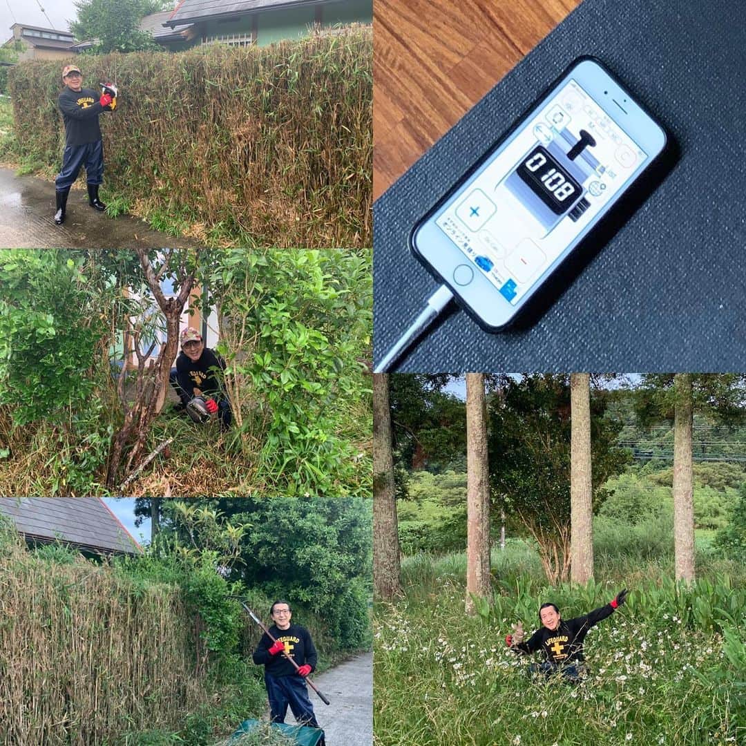Ken Harakumaのインスタグラム：「自粛が開けて6ヶ月ぶりの千葉宅の庭手入れ！ 朝の108回太陽礼拝の後は竹のフェンスと芝刈り瞑想！ 電磁波からしばし解放され、緑と新鮮なプラーナを浴びて充電中。 @international_yoga_center  @illuminate_japan  #お庭  #ヨガマット  #太陽礼拝  #108回太陽礼拝」