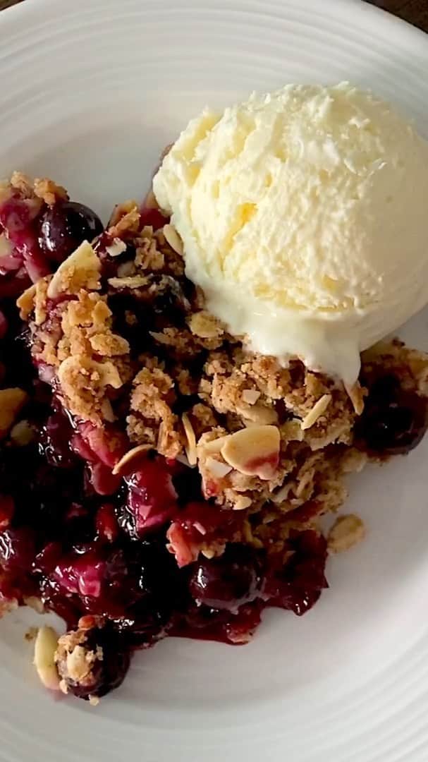 Samantha Leeのインスタグラム：「Now imagine a spoonful of that syrupy blueberries with the crispy crumble that just burst in the mouth. That’s a mouthful you cannot resist! This is everything you could ever want for a homemade dessert and the perfect summertime desserts.  #leesamantha #recipe #blueberrycrumble」