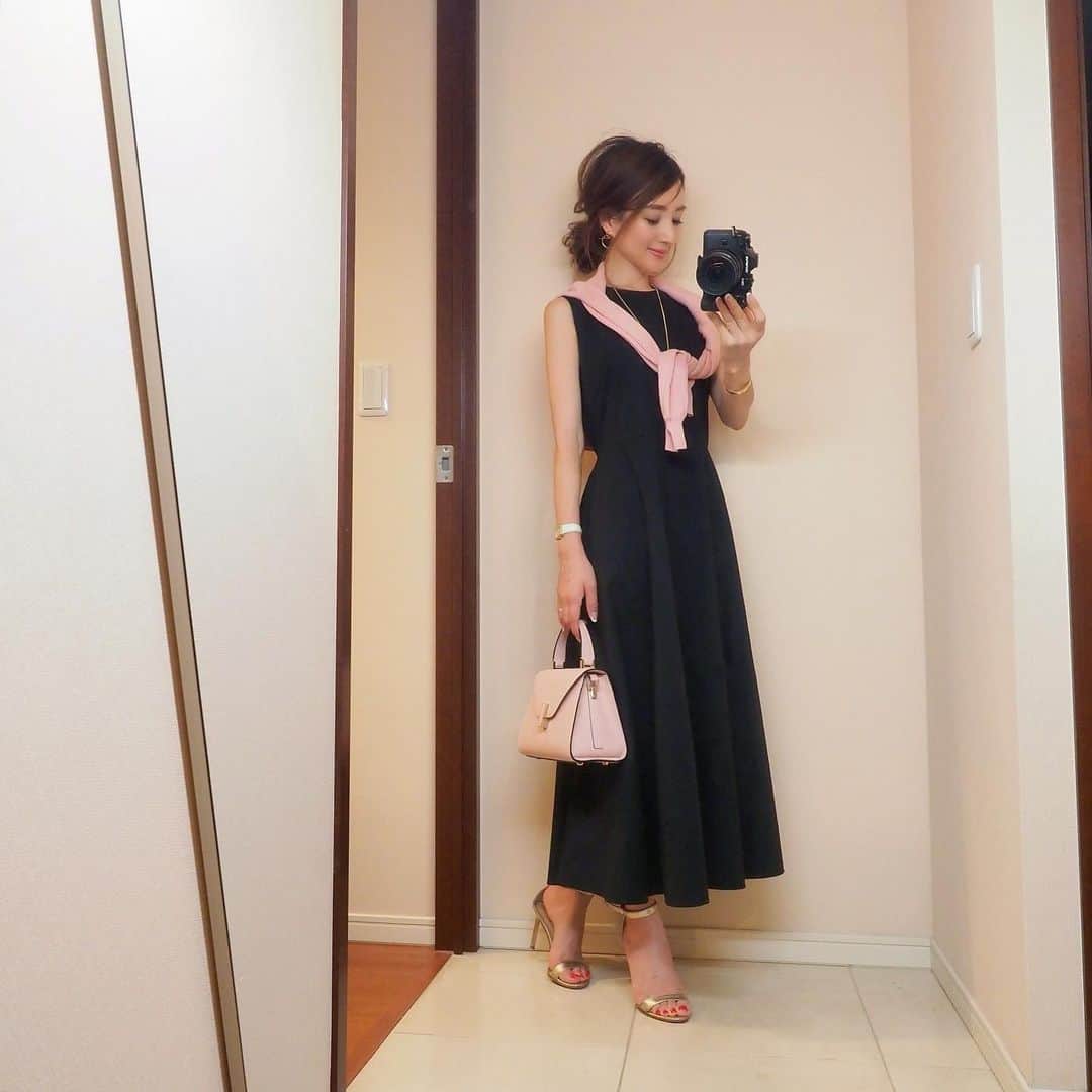 のインスタグラム：「先日の👗　Black×Pink💓（page1-2） きちんと見えも、大人カジュアルにも着回しできる　#aresense のブラックワンピース✨ cardiganは　@urs_official #ユアーズ#urs bagは　#valextra #ヴァレクストラ ・  @stylevoice_official のサイトにて、着回し力、コーデを詳しくご紹介しています😄（page3-4のコーデ） ストーリーからスタイルヴォイスのサイトにとべます😊 . #stylevoice #アーセンス#スタイルヴォイス」