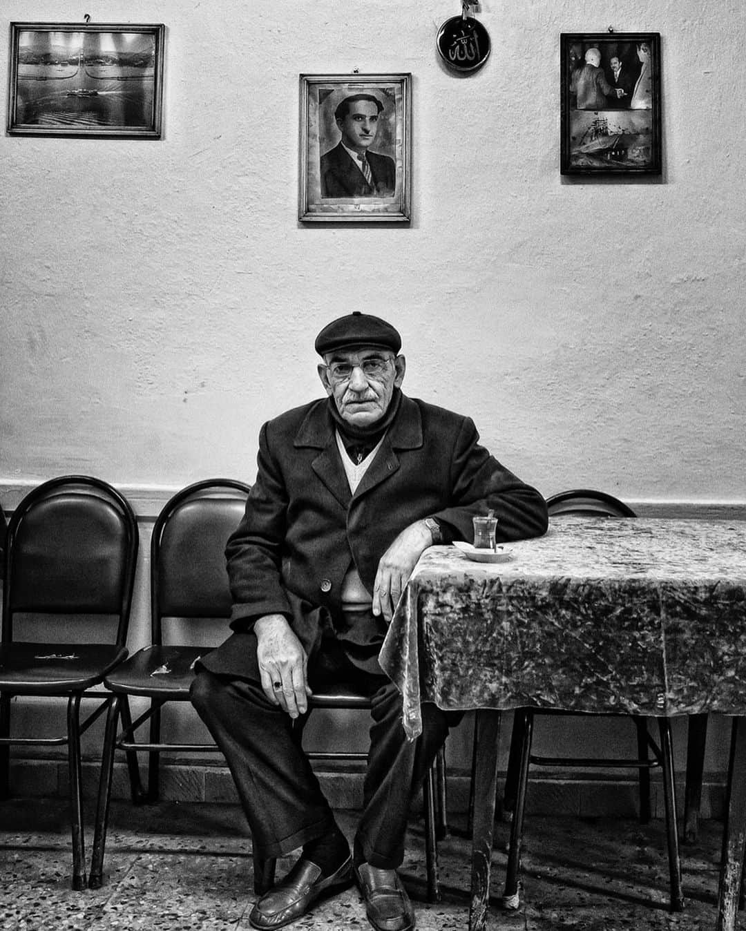 Mustafa Sevenさんのインスタグラム写真 - (Mustafa SevenInstagram)「Istanbullu portre serisinden bir kaç fotograf. Uzun zaman oldu başlayalı ama bir türlü sonunu getiremedim :( Devam etmeli mi ? Nedir fikriniz ? #Istanbul #Portrait #StreetPortrait #Istanbullu」6月13日 23時44分 - mustafaseven