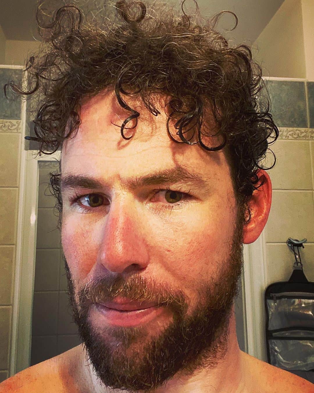 マーク・カヴェンディッシュのインスタグラム：「Most rapid weight-loss I’ve ever had. Jettisoned the lockdown beard and hair. 🙌🙌 ⬅️SWIPE FOR BEFORE AND AFTER➡️」
