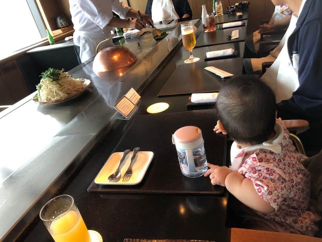 加藤雅美さんのインスタグラム写真 - (加藤雅美Instagram)「. 今日はお義母さんと姉の合同誕生日会で ランチを両家でしました😊🎂💖 . いつも娘を可愛がってくださる お2人には心から感謝です😌🙏✨✨ . 久しぶりの外食は検温もして安心して 食事をすることができましたし、 娘もみんながたくさんあやしてくれたので ご機嫌でお利口さんだったので助かりました☺️🌼 大好きなお肉もご飯も美味しくてデザートまで 綺麗に完食して幸せでした🥺❤️ . そのうち外食でも娘も一緒に ご飯を食べれるようになるのが 今から楽しみです😊❣️ すごく良いリフレッシュになりました🍀✨ . ささやかなプレゼントも 喜んでいただけて嬉しかったです🥰 . 素敵な一年でありますように😊💫✨✨ . #鉄板焼き #みすじ #ガーリックライス #お肉 #🥩 #子連れランチ #生後8ヶ月 #生後254日 #バースデー #ランチ #赤ちゃんのいる生活 #instagood #love #lunch #delicious #steak #hbd #birthday #japanesefood #japanbeef #baby #babygirl #tokyo #japan #followme」6月13日 23時52分 - mamikato97