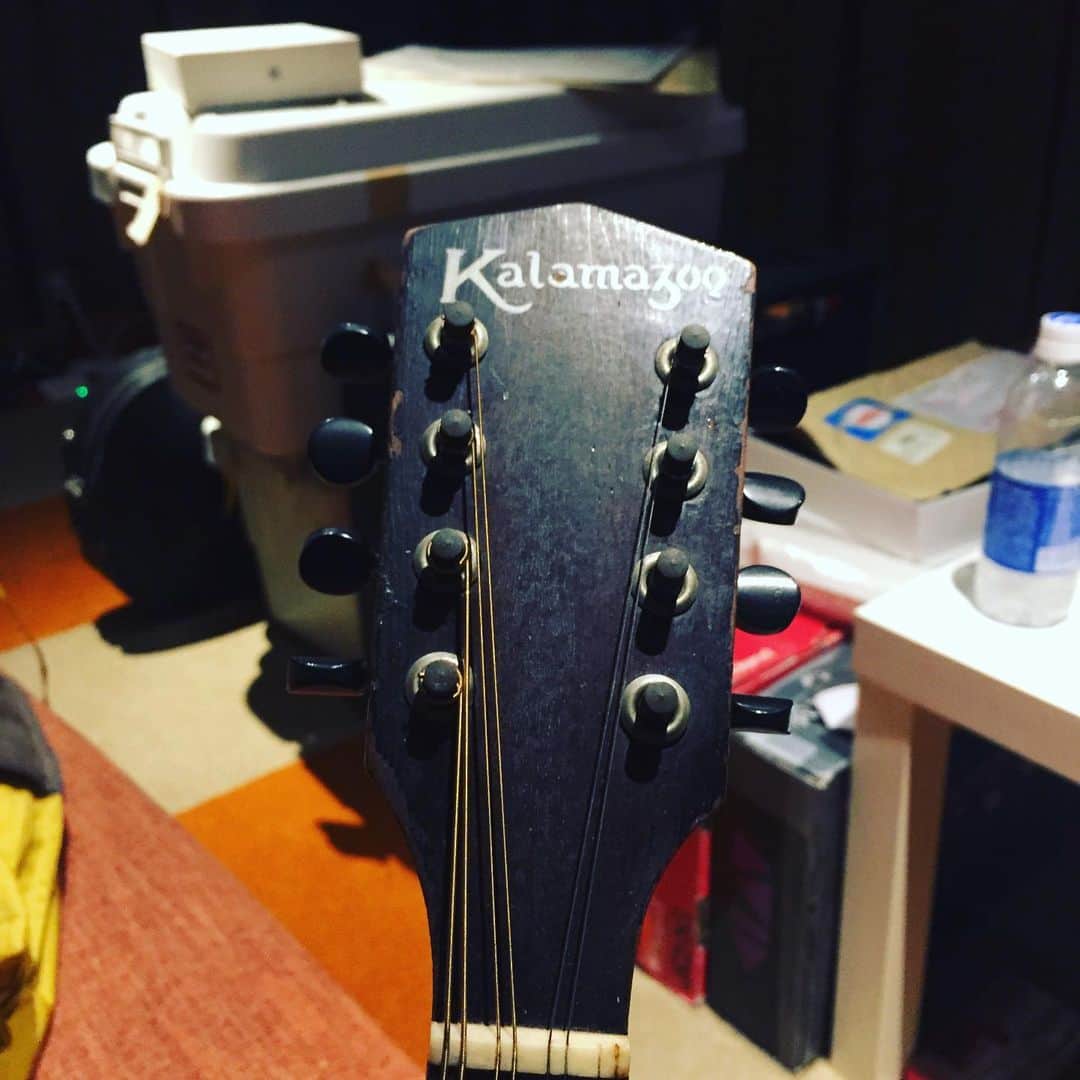 岸田繁さんのインスタグラム写真 - (岸田繁Instagram)「最近ギターよりマンドリンのが好きやなー」6月13日 23時52分 - kishidashigeru