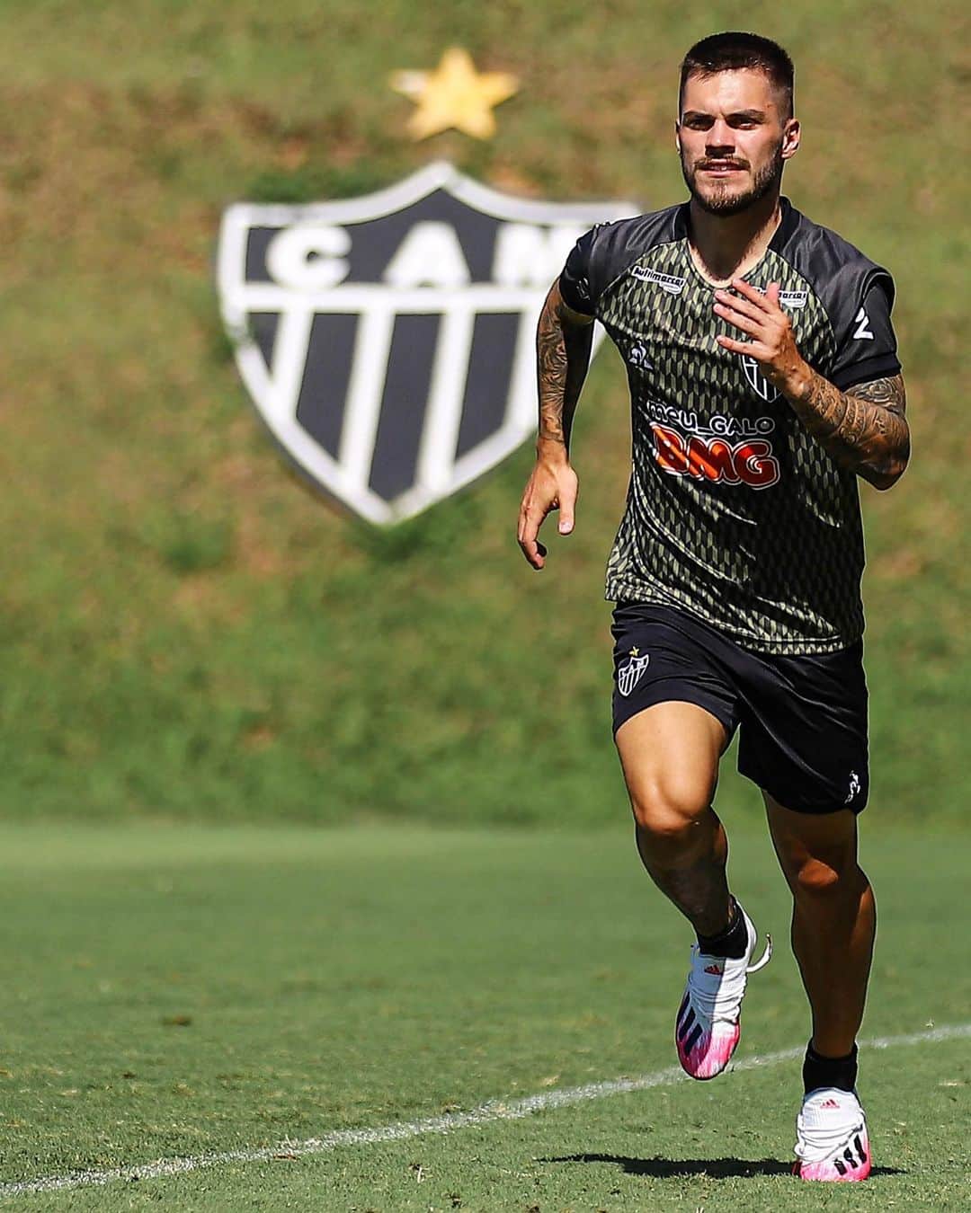 ナタンのインスタグラム：「A vitória não é acidental , ele provém de longos dias de luta 🐔💪🏻」