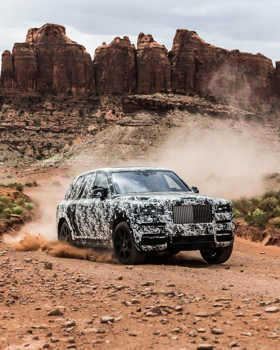 ロールス・ロイスさんのインスタグラム写真 - (ロールス・ロイスInstagram)「From the rugged wilderness of the Scottish Highlands to the surrealist reflections of the Bonneville Salt Flats, #TheFinalChallenge has presented #RollsRoyceCullinan with every imaginable terrain; none of which were a match for the motor car’s indefatigable nature.⁣ ⁣ Watch all available episodes of our #InspiringGreatness series now; link in bio.  —   NEDCcorr (combined): CO2 emission: 330-328 g/km; Fuel consumption: 19.5 mpg / 14.5 l/100km *   WLTP (combined): CO2 emission: 361-344 g/km; Fuel consumption: 17.8-18.6 mpg / 15.9-15.2 l/100km #」6月14日 0時00分 - rollsroycecars