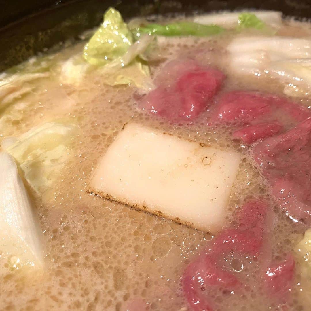 戸賀敬城さんのインスタグラム写真 - (戸賀敬城Instagram)「土曜夜は、プラチナ通りからちと入った「牛鍋アイロン」 築80年の古民家を入るとエロジュアリーな個室攻め。  白味噌スープで黒毛和牛を煮込んで食べる関西風鍋は、病みつきになります。  自粛中、テイクアウトもしたお気に入りの店です。  #牛鍋  #牛鍋アイロン  #マーサ  #松坂牛  #黒毛和牛  #関西風白味噌  #白金  #プラチナ通り  #戸賀敬城  #トガッチ  #トガブロ  #togacci  #hirokunitoga」6月14日 0時00分 - togacci53
