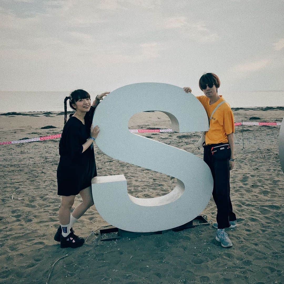 ぱいぱいでか美のインスタグラム：「噂のマネージャーと。笑 ꙳ #summersonic2019  #有吉反省会 ꙳ 付き合ってねぇから！笑 ただ仲は良いです。 仕事で行ったサマソニのフォトスポットで夏の思い出だ！ って一緒に写真撮るくらいには仲良いです。笑 タピオカと恋愛リアリティーショーと インスタ映えとクラブが好きなパリピなので マネージャーと担当タレントという関係性でなければ 仲良くならなかったと思いますが笑、 いつもお仕事支えていただきありがとうございます という気持ちです。 大吉さんにはちゃんと挨拶してるよ！ 必要以上にマネージャーから声かけないだけですよ！笑 これからもよろしくな！ 地上波にガッツリ顔晒されててワロタ。 タレントのために顔出しの覚悟ありがとうな……！」