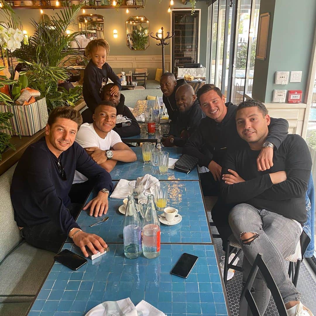 フロリアン・トヴァンのインスタグラム：「Italian food today 🇲🇨 @k.mbappe @edattali @michaelattali @jires_kembo」