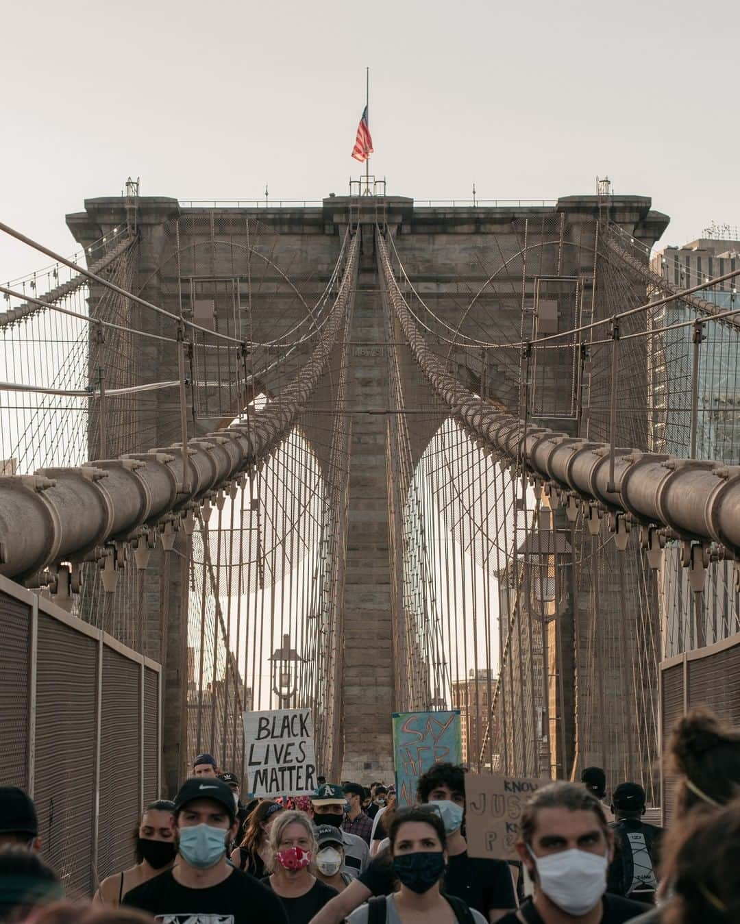 Discoveryさんのインスタグラム写真 - (DiscoveryInstagram)「Demonstrators denouncing systemic racism and police brutality march over the Brooklyn Bridge on June 6, 2020. All 50 states in the US and in over 50 countries from every continent except Antarctica, have held protests demanding change. . Visit DiscoveryRise.org to support organizations fighting to reduce inequality and support empowerment. . . #blacklivesmatters #US #brooklybridge #newyorkcity #potd #changetheworld」6月14日 0時14分 - discovery