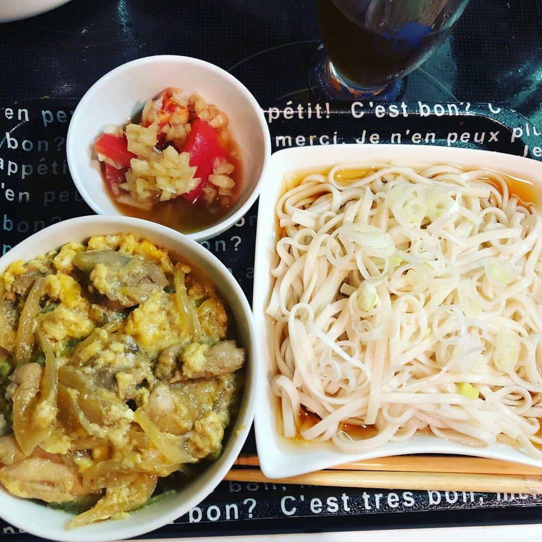 有奈めぐみのインスタグラム：「玉ねぎドレッシング(酸味強め自家製)のトマト漬け、親子丼と、冷やしうどん。そーなんだよ、なんでお好み焼きとご飯の炭水化物論争はあるのに、うどん丼の炭水化物論争はないんだ？思いっきり、炭水化物＋炭水化物だよね‪w #風俗嬢 #自炊 #酸味 #ドレッシング #玉ねぎ #トマト #親子丼 #冷やしうどん」