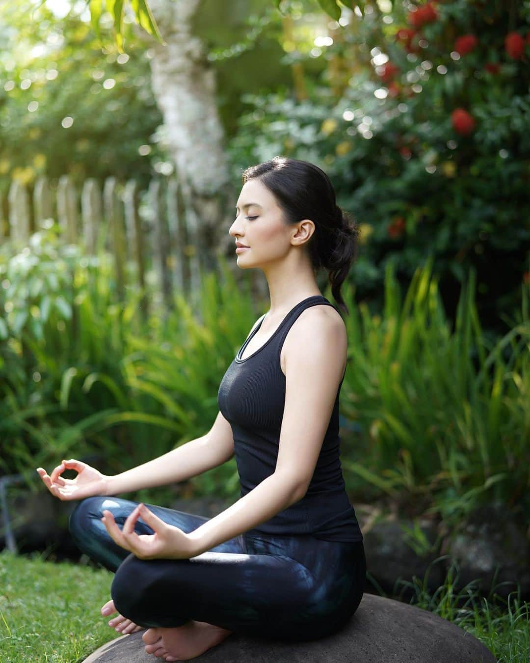 ラライン・シャーのインスタグラム：「“Listen to silence, it has so much to say” Rumi  Being able to have longer periods of meditation these past 2 months has been a joy and a real luxury. As I enter into the “new normal” I have developed habits that has brought me immense peace and joy. Sitting in silence is free and can be done anywhere, anytime. The true knowledge about meditation is an experiential knowledge. So when many people ask me how it will benefit them I always just suggest they try. Experiential knowledge is your truth. My experience is that the discipline of setting a daily practice of meditation has given me clarity, focus, relaxation and resilience. Once the mind is calm, the heart is able to grow with compassion and understanding. I find myself constantly overstimulated by the barrage of information all around me. I find true solace in having time to breathe and process those thoughts by focusing on my breath. I’m sure that you will find other personal benefits to your practice. I hope you make time for it! So much of what we need is already inside us. We only need to listen❤️ #meditation」