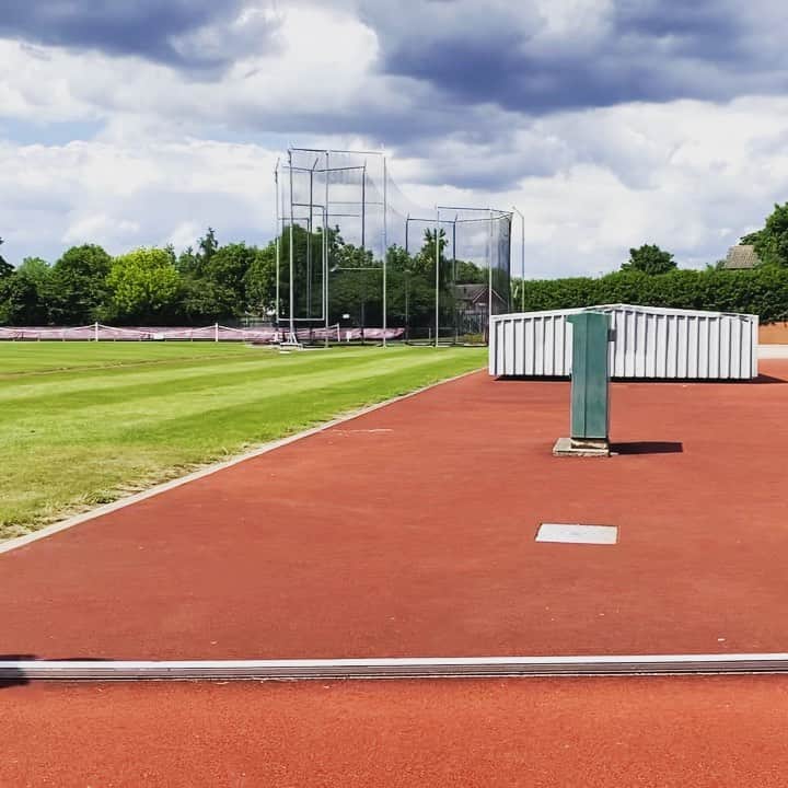 リンジー・シャープのインスタグラム：「It ain’t that pretty once you get to the last few reps 🤪 so nice to be building towards racing ....even though I’m not sure exactly when that will be. I’ll be ready whenever 😇 (Thanks @andybutchart for pacing 🚲 because not allowed to run with anyone yet ☹️)」