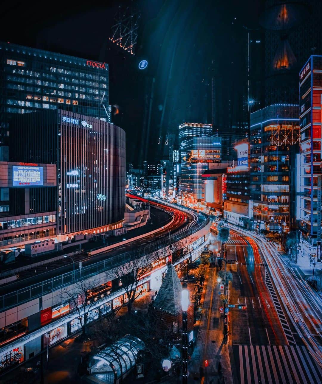 HAYAMI HANNAH ハナさん ど田舎のインスタグラム：「Ginza Tokyo 🌃 : : :  #hayamihannah #moodygrams #discoverTokyo #agameoftones #artofvisuals #bealpha #sonyalphasclub #sonyimages #yourshotphotograher #lensbible #eclectic_shotz #streets_vision #street_ninjas #streetgrammers #nightphotography #way2ill #shotsdelight #urbanandstreet #darkmobs #all2epic #nightshooters #creativeoptic #shotzdelight #citykillerz #citygrammers #Sonyimagegalley #線維筋痛症 #写真好きな人と繋がりたい  #nightphotography  #写真撮ってる人と繋がりたい」