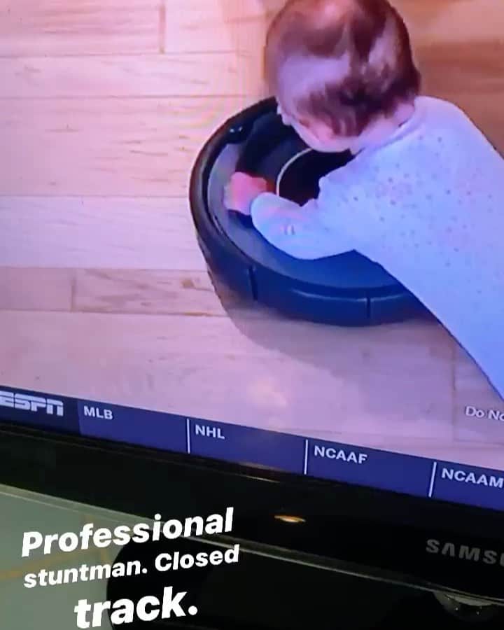 デヴィッド・スペードのインスタグラム：「Whats happening w this kids hair.  Lots going on here. When are the Flobie finals. My next wrong missy hairstyle」