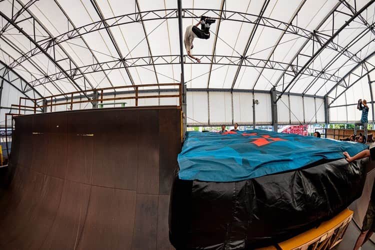 安床武士のインスタグラム：「Test day of #bagjump at #gskatepark !! 20分で小さくなって持ち運べる機動力が👍 使い方はアイデア次第！ 📷 @satoshi.saijo . @goodskates_inc  #都村製作所 #goodskates #rollerblading #inlineskate #インラインスケート #ローラーブレード #LZBN #takeshiyasutoko #安床武士」