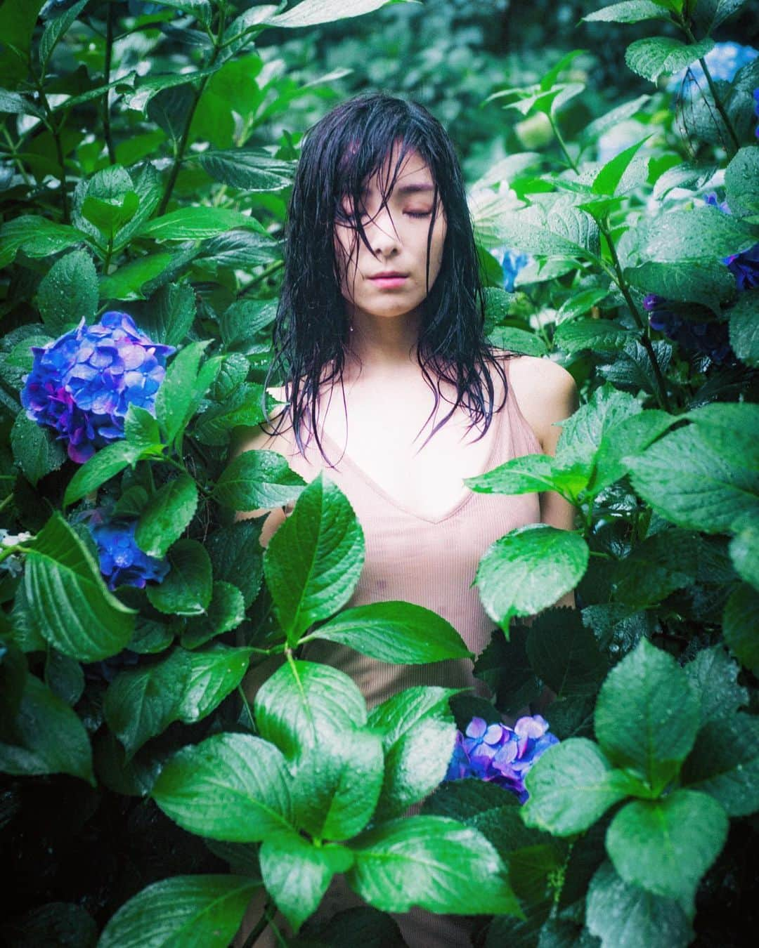 永峰絵里加のインスタグラム：「☔️🍃🍃・ Close your eyes. ・ ・ ・ ・ ・  photo by @427foto  #erikanagamine #tbt🔙📸 #throwback #portrait #hydrangea #紫陽花 #いつかの #雨の日 #closeyoureyes」