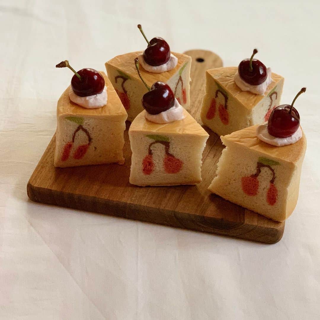 Ranさんのインスタグラム写真 - (RanInstagram)「. . . #イラストパン . . ケーキをぐるりと一周 どこを切ってもさくらんぼ🍒 . . . . 🍒cake ♩ （BREAD!） . . . . #bread #baker #kawaii #kawaiifood #sweets #japanesefood #cherry #cherrycake #🍒 #cherryseason #cake #homecooking #breadart #パン #手作りパン #手作りケーキ #アメリカンチェリー #さくらんぼ #さくらんぼケーキ #朝ごパン #ホールケーキ #パンケーキ #ナチュラルキッチン #チェリー #ケーキ #手作りおやつ #スイーツ作り #パン教室 #konel」6月14日 0時56分 - konel_bread