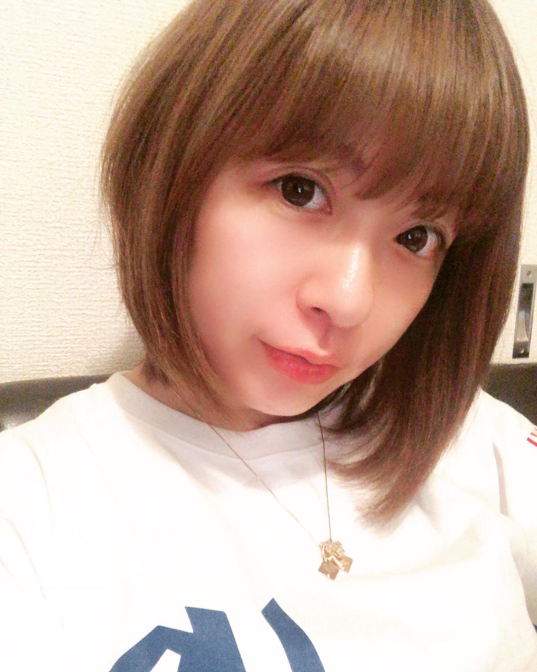 野崎鮎のインスタグラム：「髪の毛バッサリ✨ ショートボブ💜❤💙💚 気分転換✨ マツエクも行きたいなぁ😋 #hair #hairstyle #haircolor #haircut #ショートボブ #気分転換 #テンション 上がる✨」