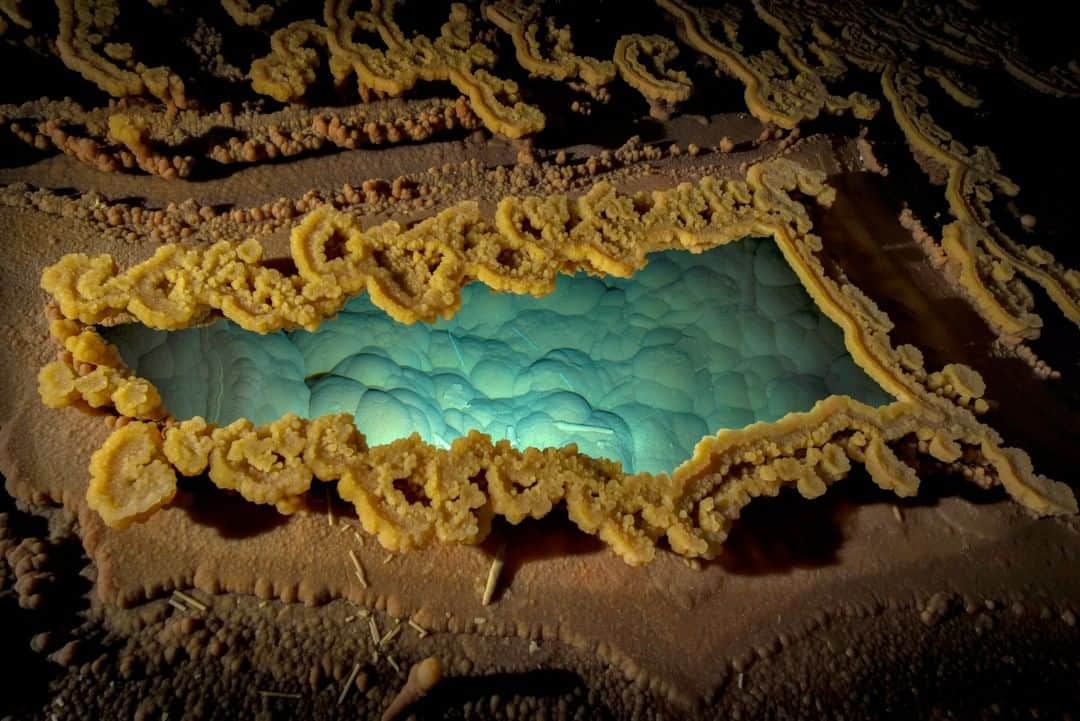 のインスタグラム：「Photo by Robbie Shone @shonephoto | For millions of years, Lechuguilla Cave, in Carlsbad Caverns National Park, has been sealed off from humans—and this is why its otherworldly crystal formations are so pristine. Access to this cave is extremely difficult to obtain, and only researchers and scientists are allowed to enter for their work. This way the fragile formations remain.」