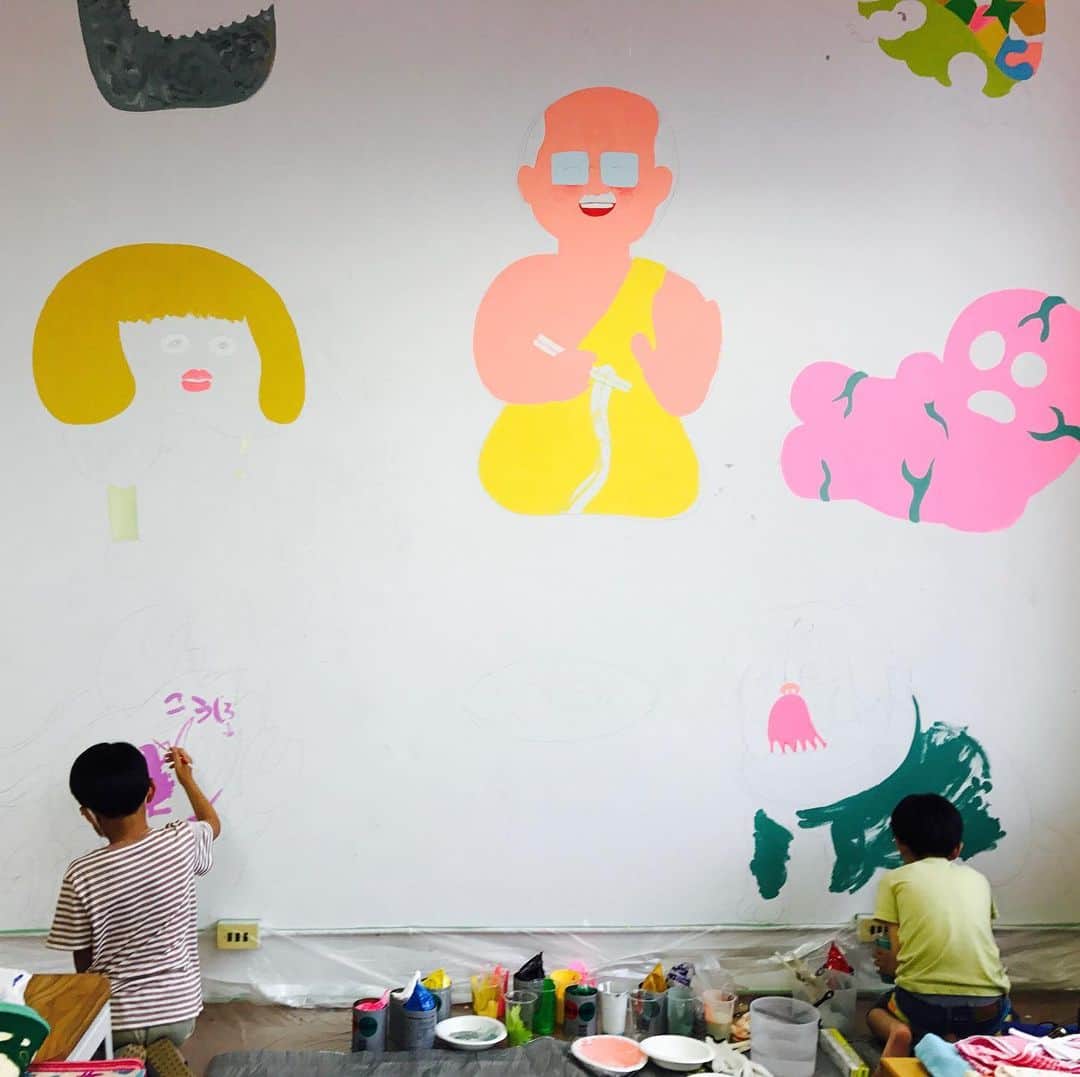 デハラユキノリさんのインスタグラム写真 - (デハラユキノリInstagram)「つきまる雑貨店の壁を塗っております サトシ君を中心に据えた曼荼羅になっております。 I am painting the wall of my friend's shop. Work will proceed with the help of children #つきまる雑貨店  #dehara  #deharayukinori  #satoshiyamamoto  #tosakenta  #jizo-」6月14日 6時32分 - deharayukinori