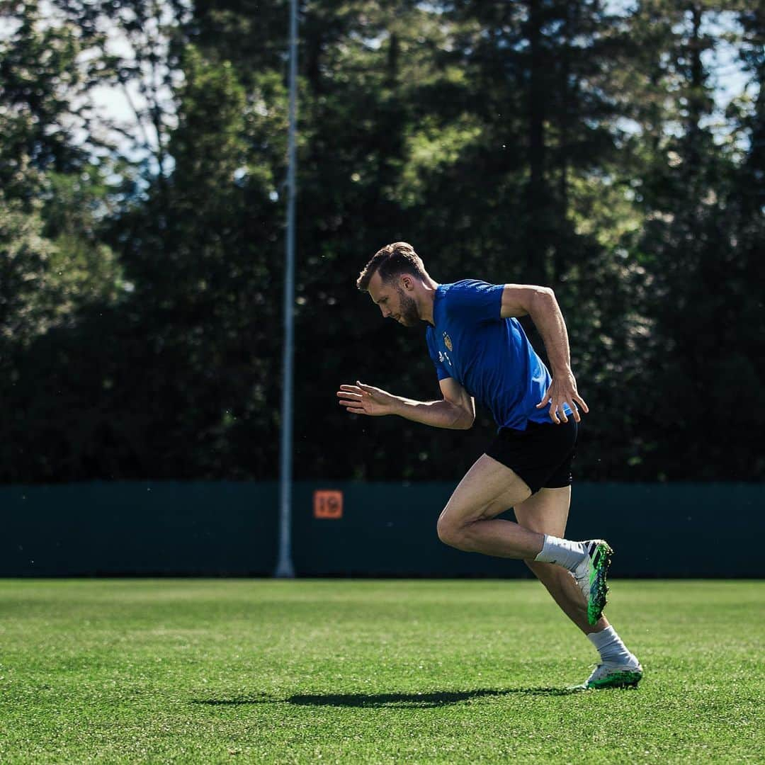 シルヴァン・ヴィドマーさんのインスタグラム写真 - (シルヴァン・ヴィドマーInstagram)「Running towards the first game after the corona break like🏃🤩❤️ #finallyback @fcbasel1893」6月14日 1時13分 - silvanwidmer