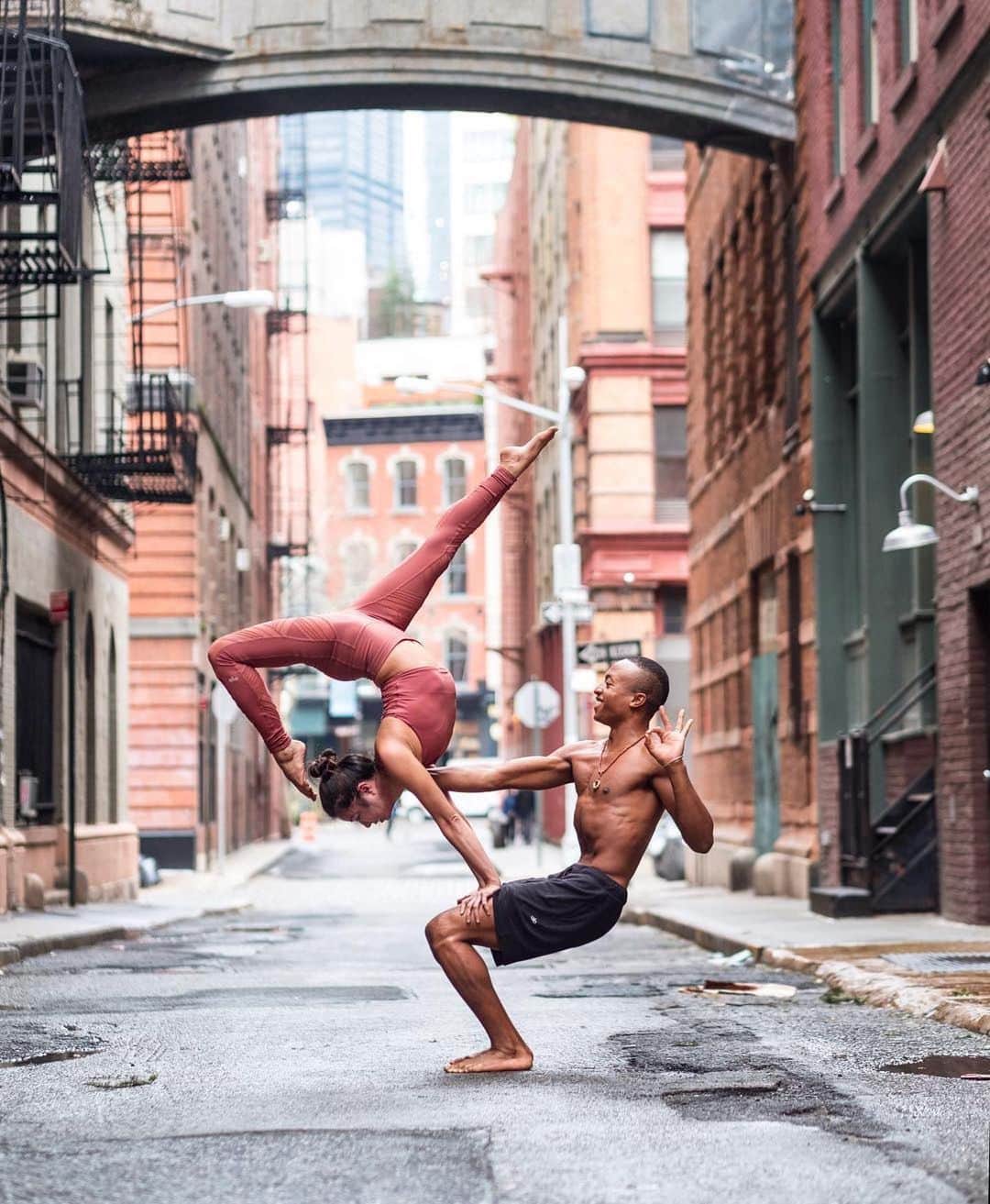 ALO Yogaさんのインスタグラム写真 - (ALO YogaInstagram)「There’s magic everywhere you look 💜✨ Melini and Andrew embrace their support and strength together and in their practice 🙏 📸: @sfreneenyc」6月14日 1時14分 - aloyoga